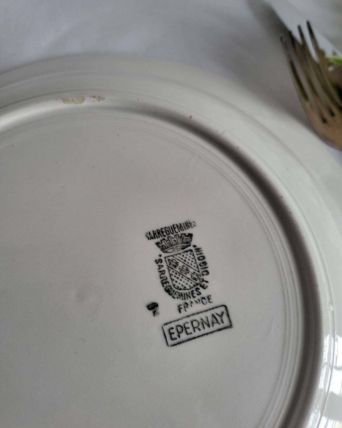 Large round, shallow earthenware dish, sarreguemines, epernay pattern