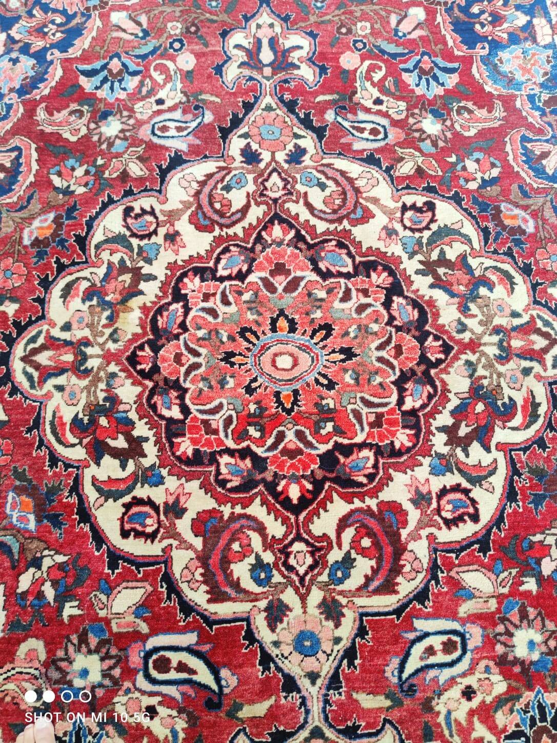 Hand-knotted Persian Kashan carpet made of pure wool.