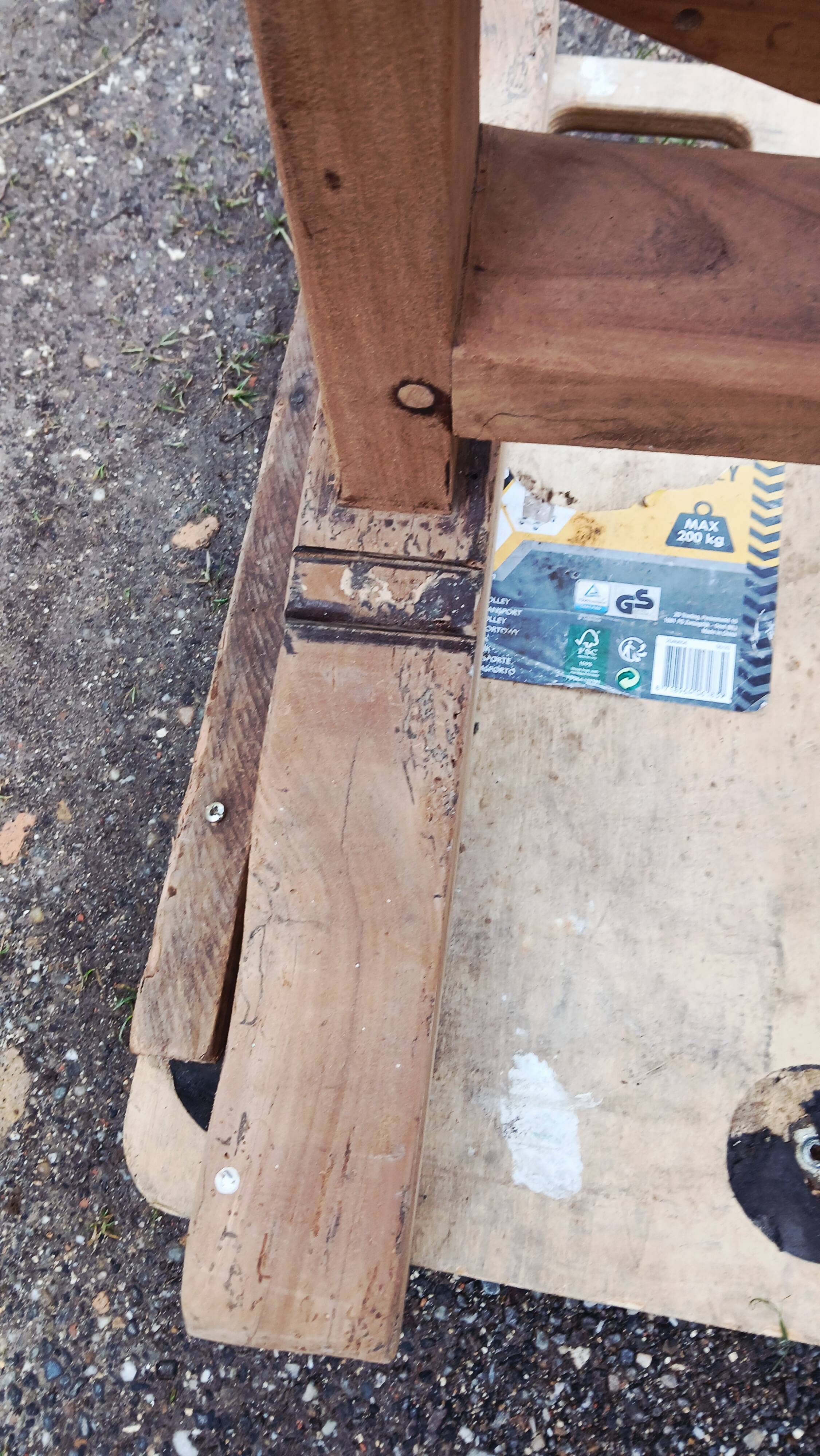 Oval table of grape harvesters from the Southwest in cherry wood