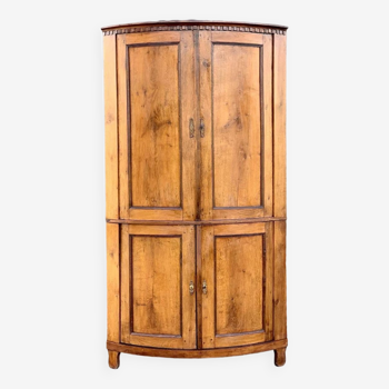 Armoire d’angle en chêne avec une façade incurvée d’un quart, Louis XVl