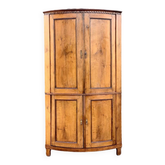 Armoire d’angle en chêne avec une façade incurvée d’un quart, Louis XVl