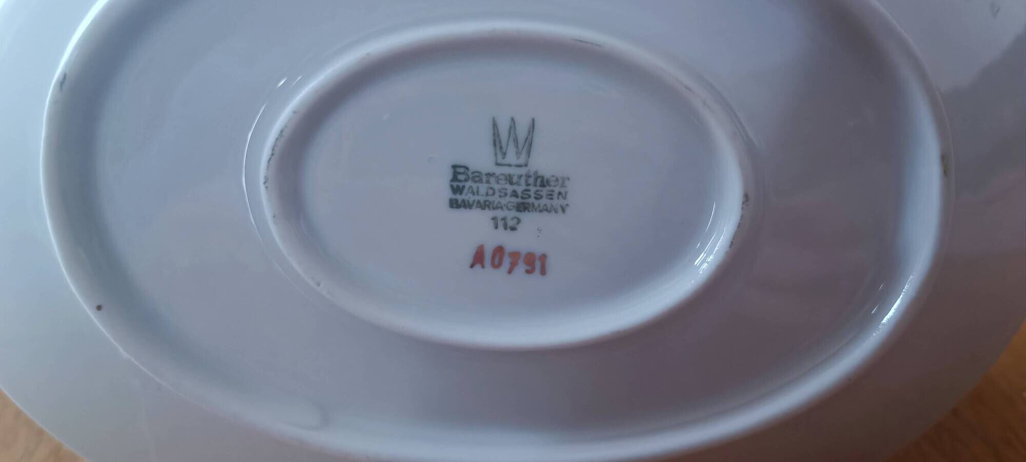 Sauceboat and dish in Bavarian porcelain by Bareuther from the year 1970.