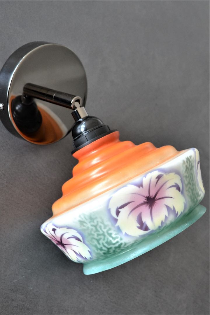 Vintage hinged wall lamp, opaline glass and country décor