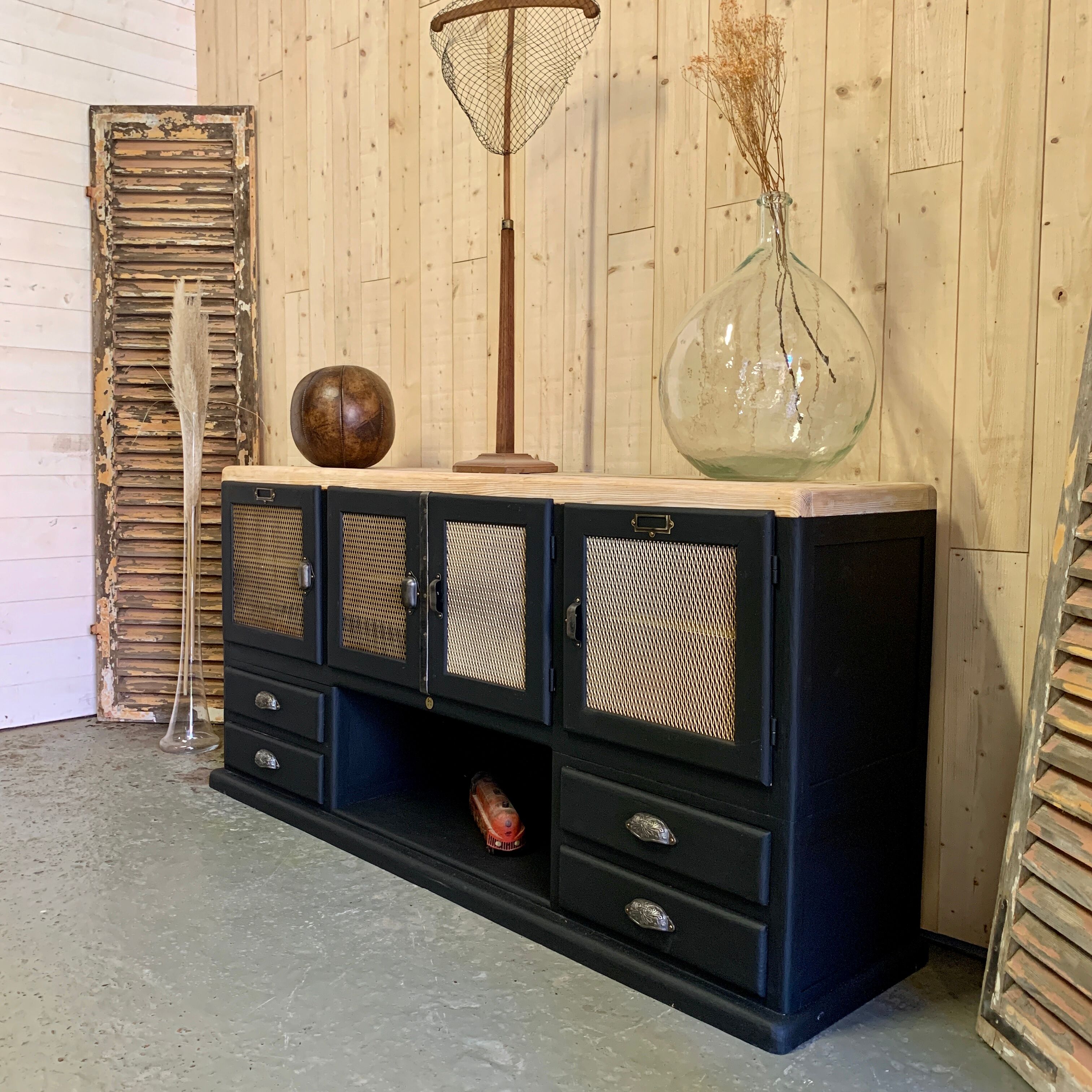 Grilled industrial buffet 1930