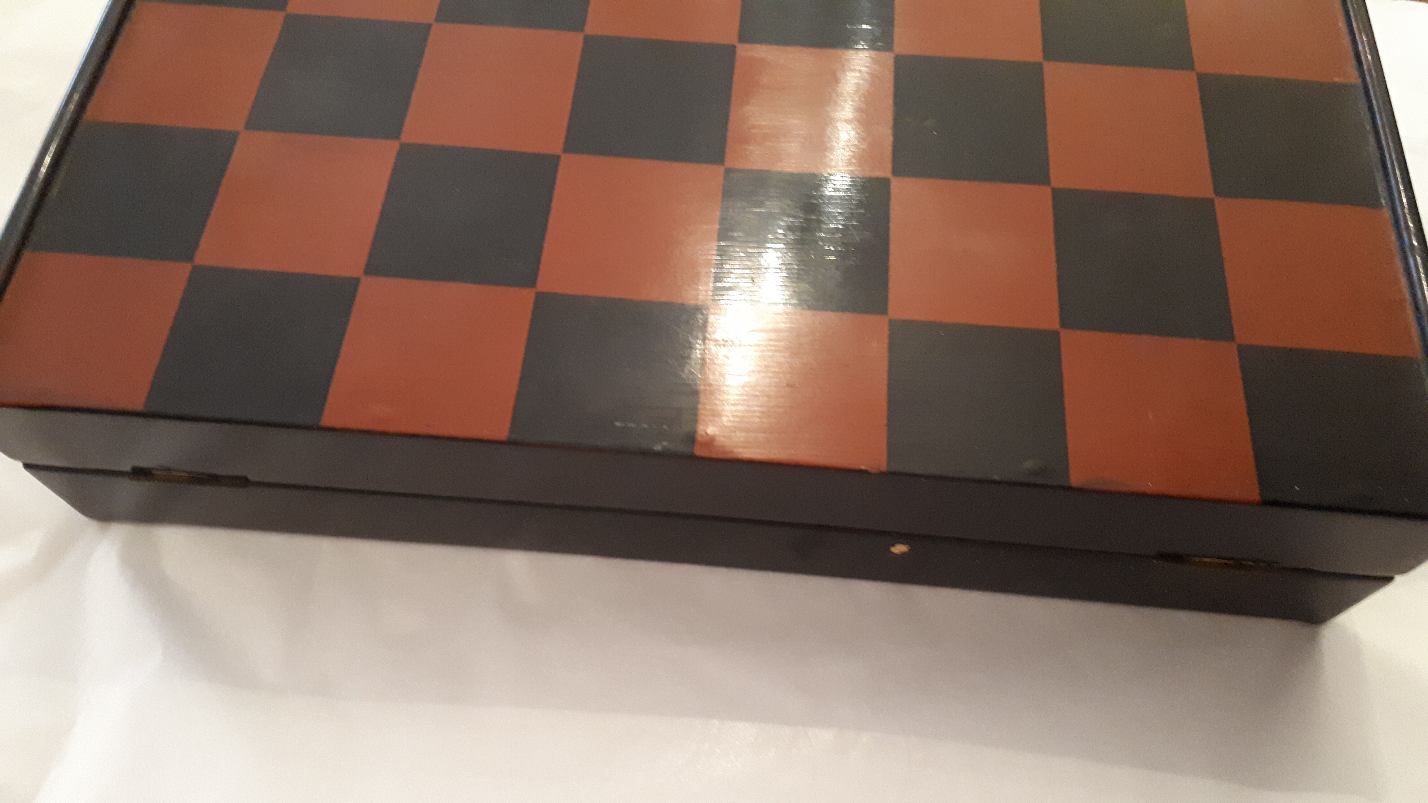 Chess in chinese lacquer red and black, chinese parts