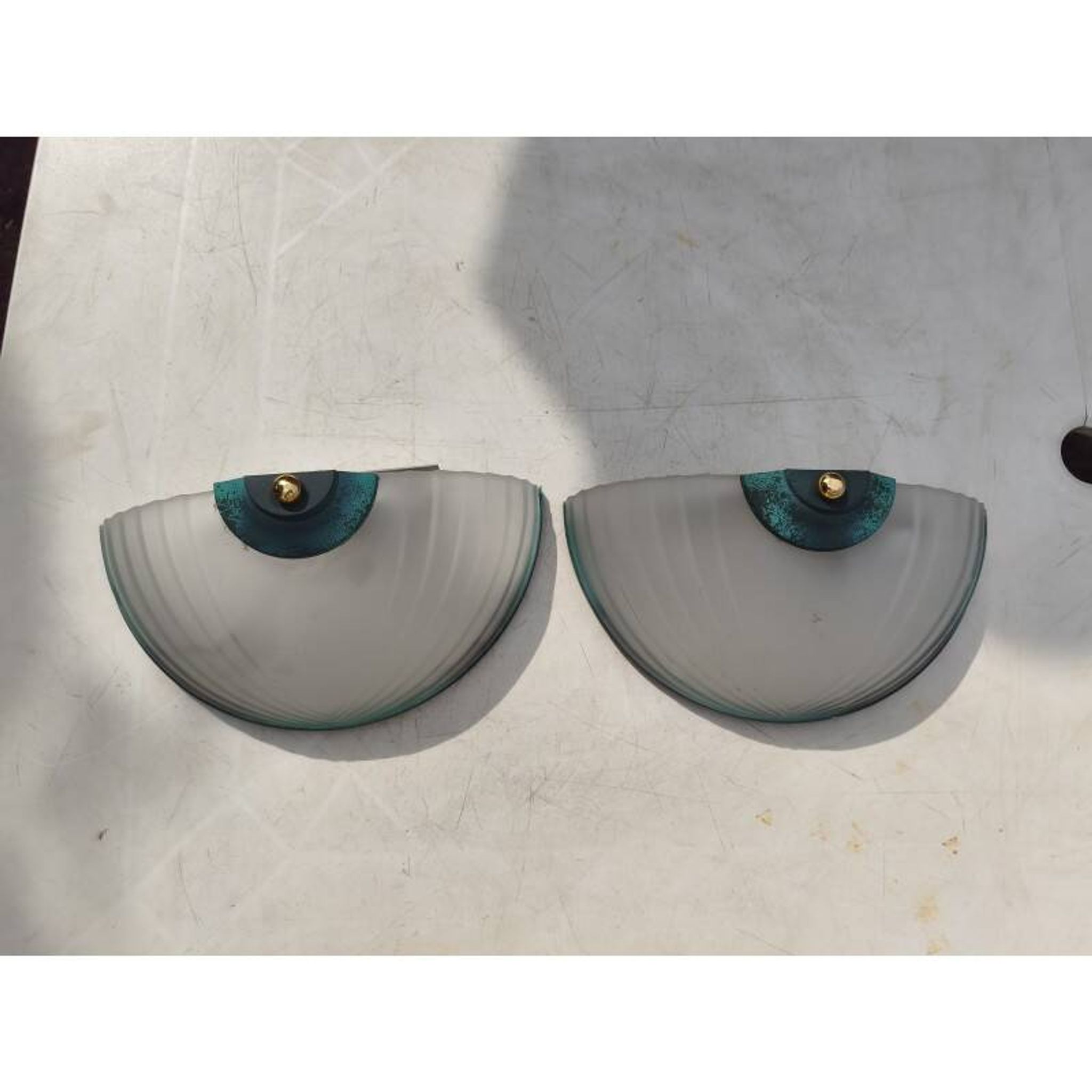 Paire d'appliques art déco verre opalin cuivre et laiton