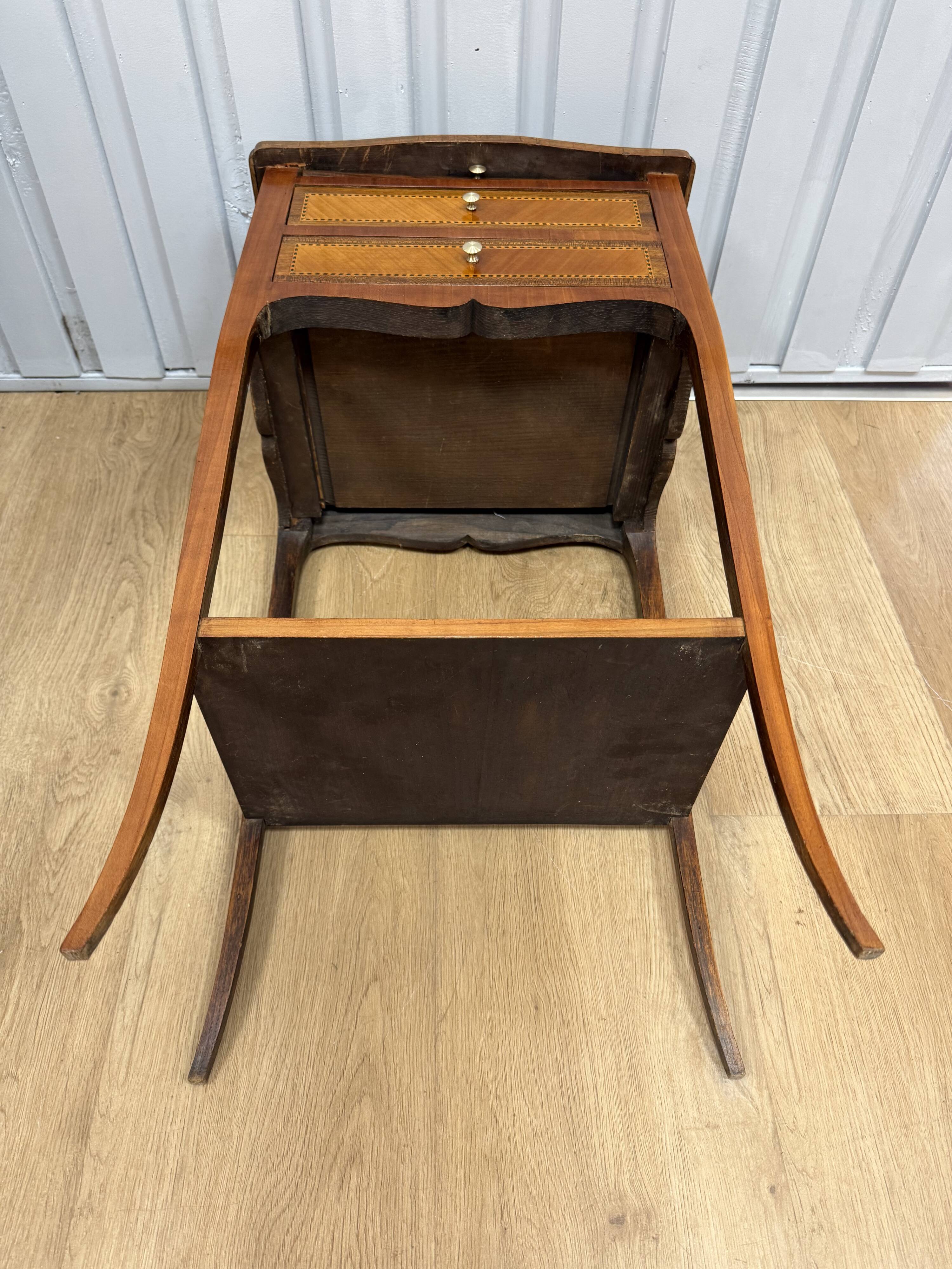 Petite table d appoint de style Louis XV