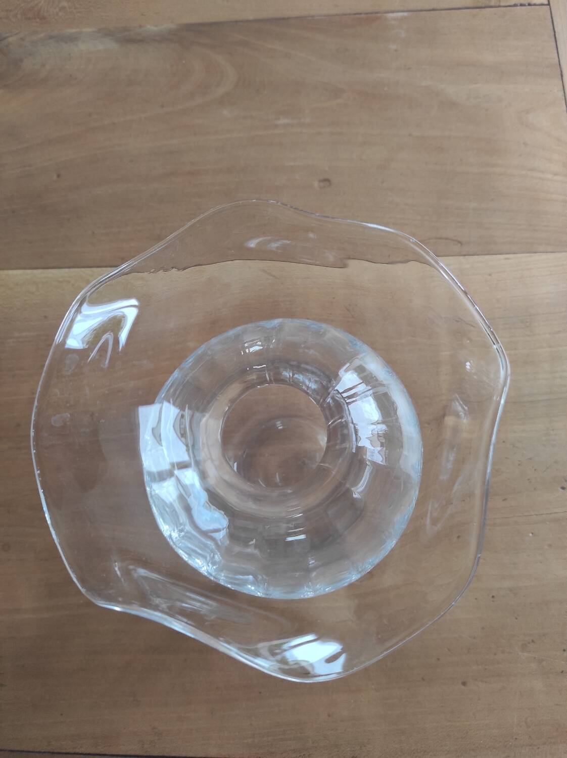 Glass ball vase with corolla