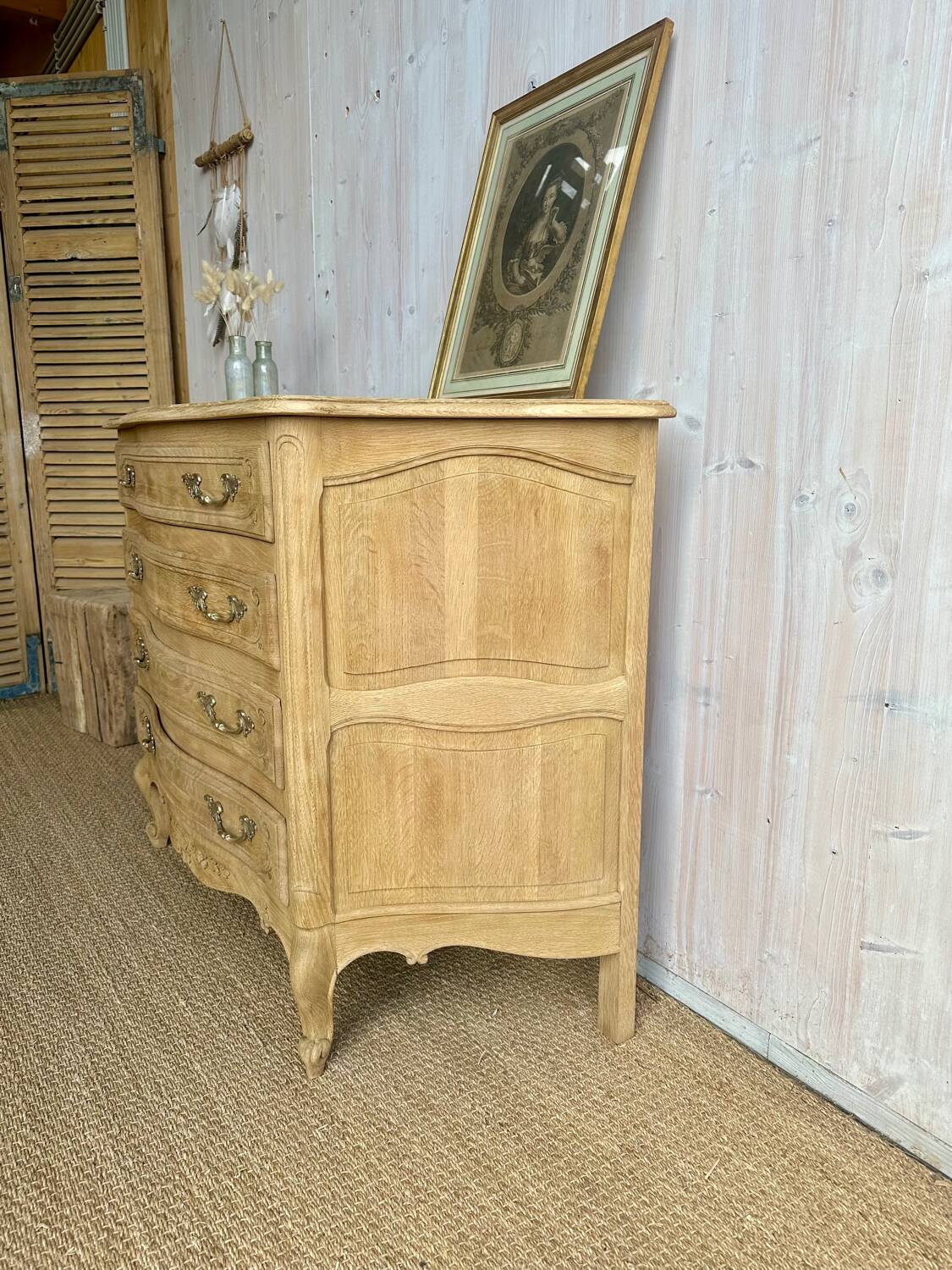 Louis XV provincial commode in solid oak – marquetry top