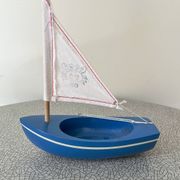 Voilier de bassin, modèle 200 de la marque française Tirot