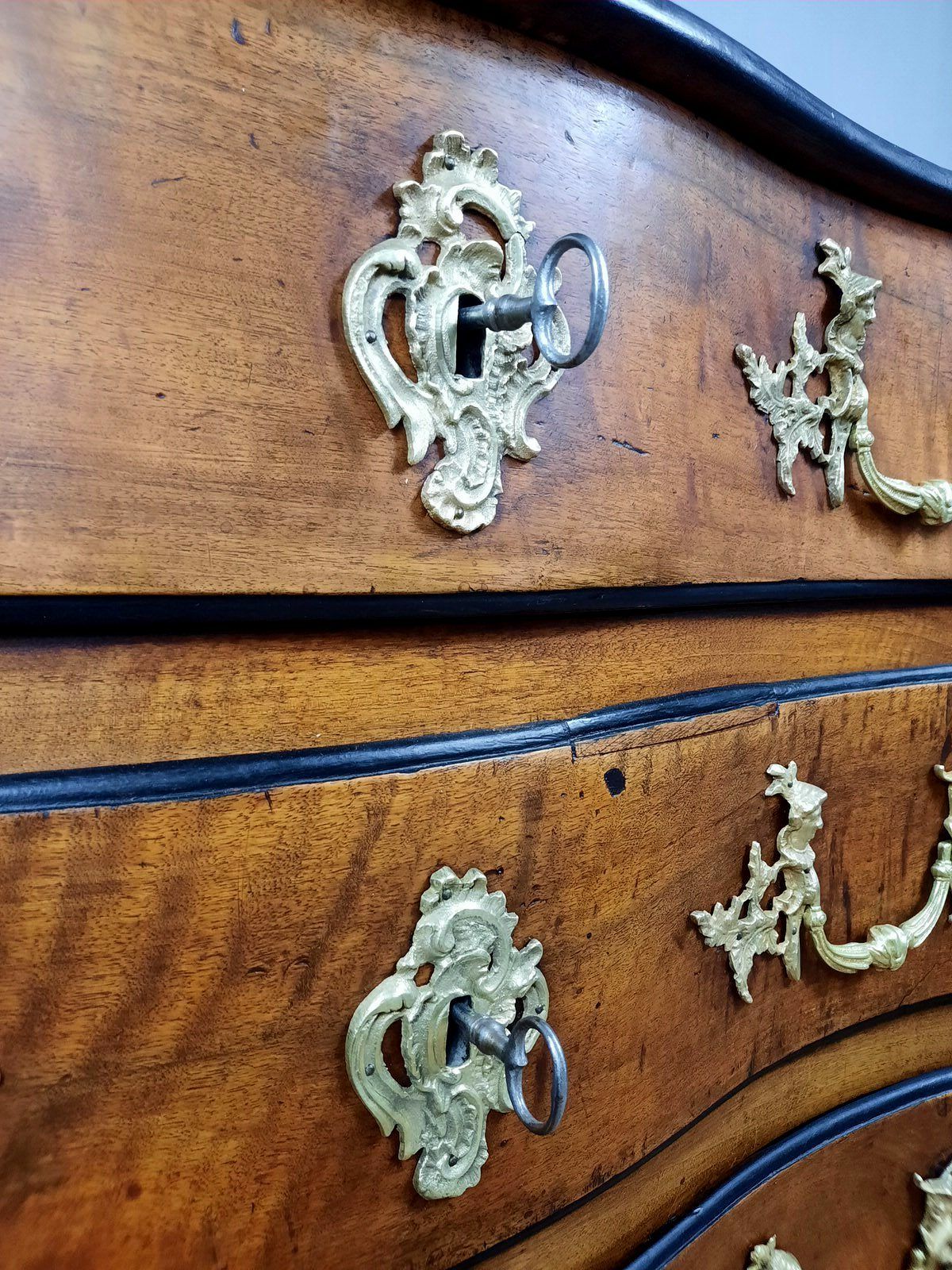 Chest of drawers crossbow louis XV in walnut XVIII th around 1750