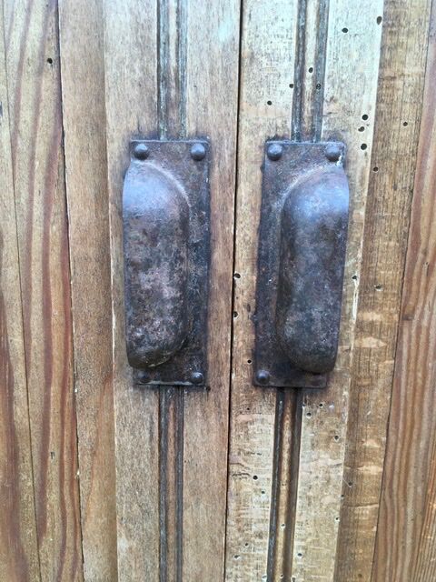 Small Parisian buffet sliding doors