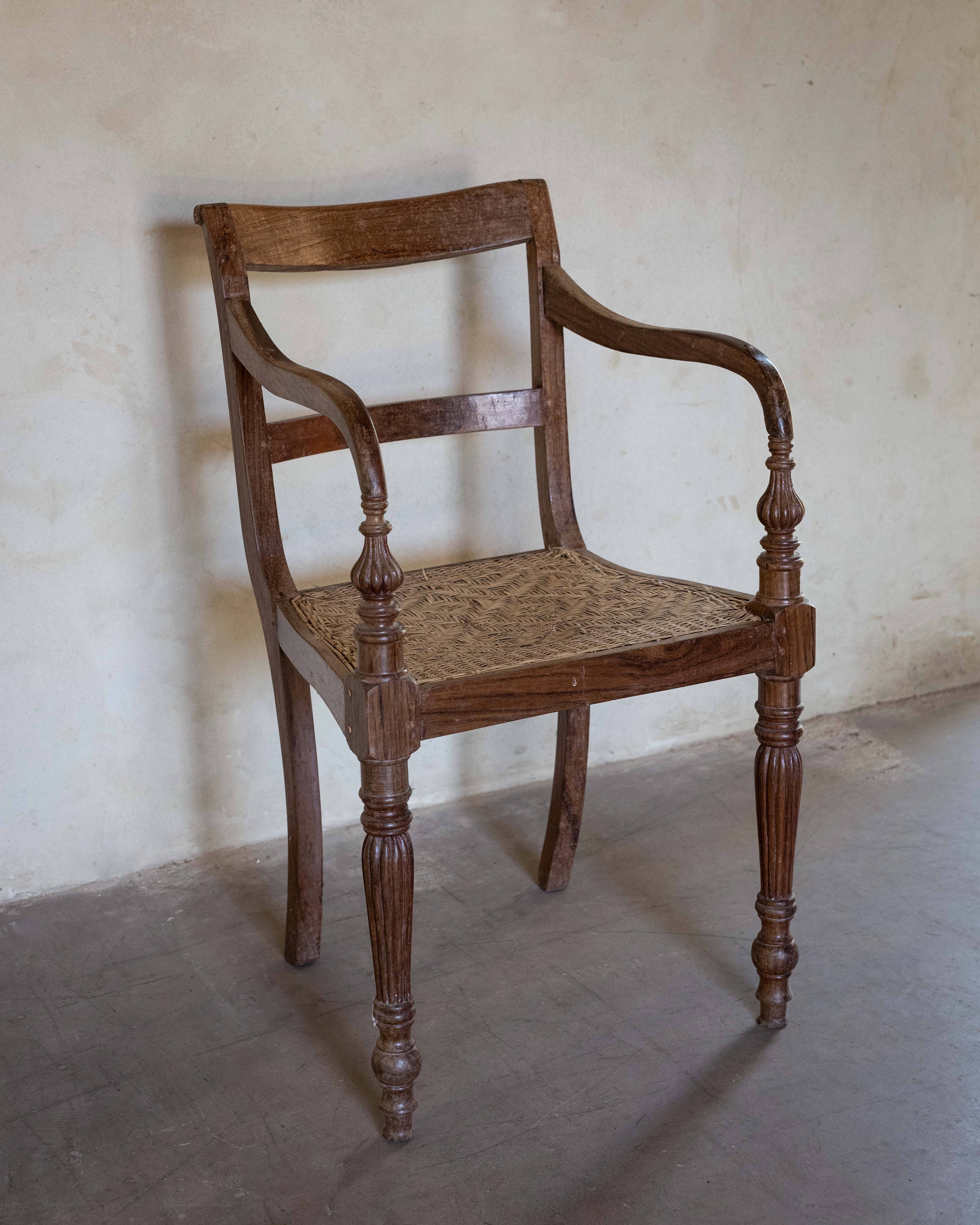 Fauteuil indonésien en acajou et cannage