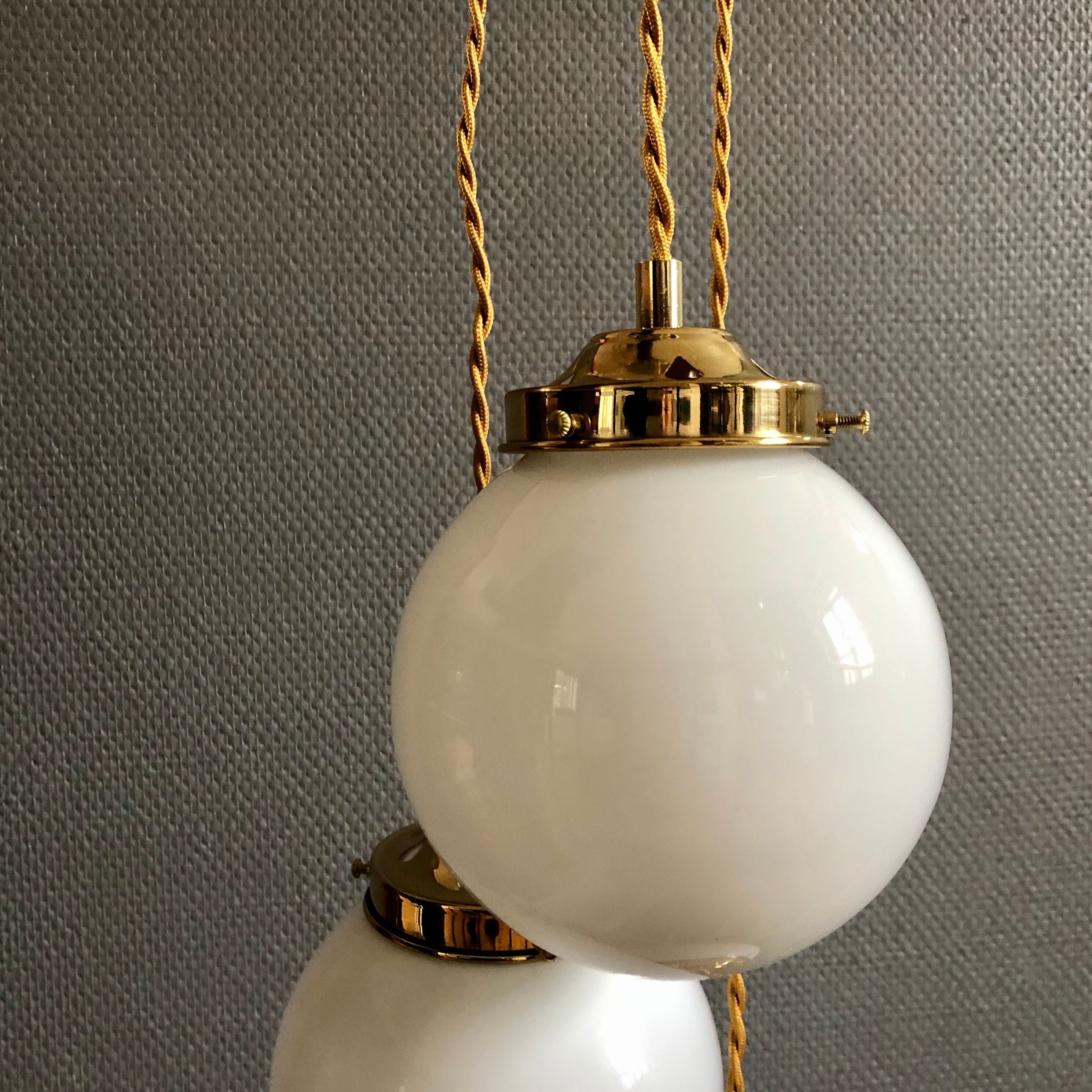 Three-light cascade suspension, vintage globes in white opaline