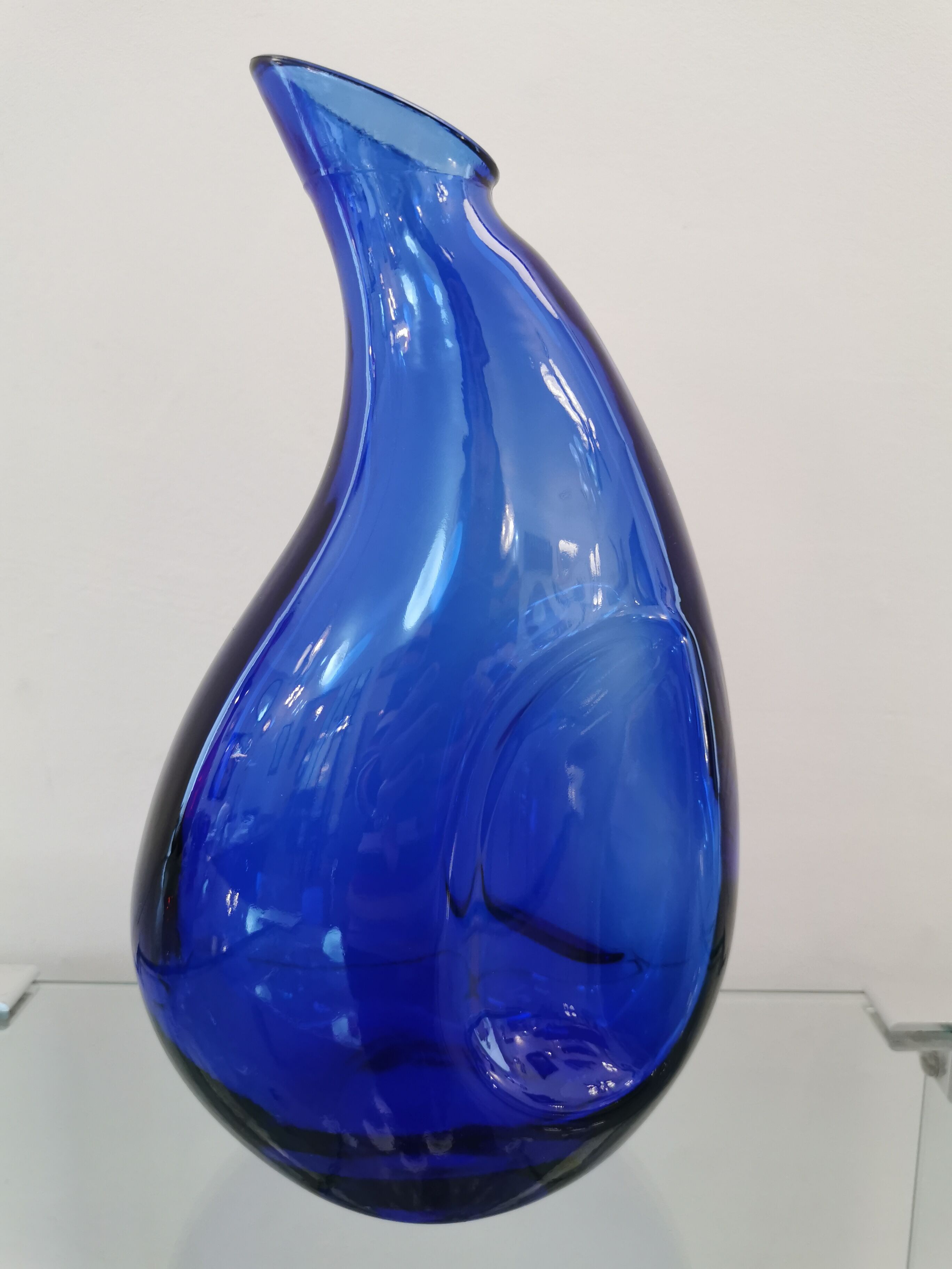 Carafe en verre bleu vintage
