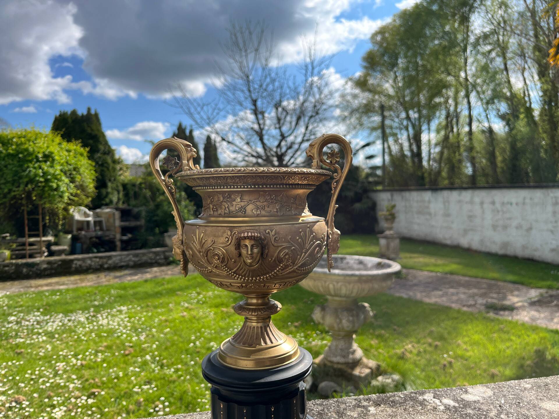 Cassolette Centrepiece in gilded bronze, 19th century Barbedienne style.