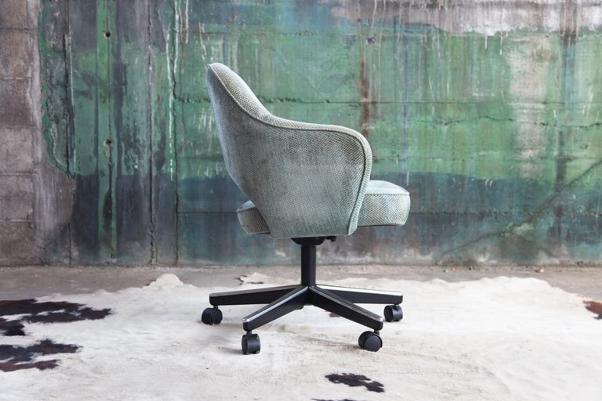 Knoll saarinen executive chair in original textile, swivel base