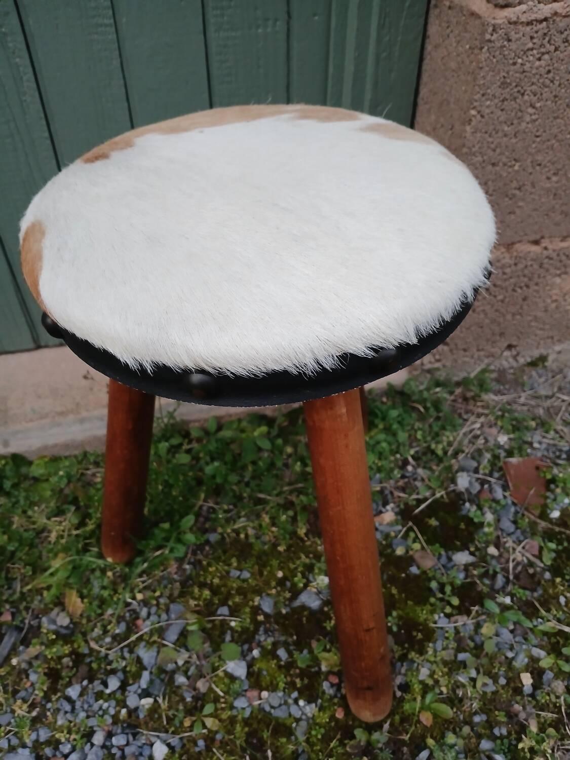 Tabouret tripode ancien en bois et peau de vache