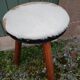 Tabouret tripode ancien en bois et peau de vache