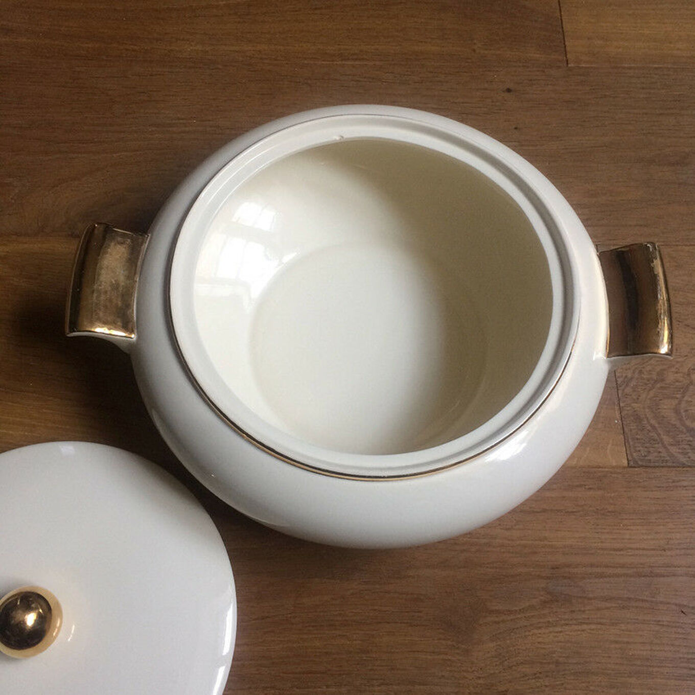 Soupière blanc cassé et dorée Villeroy & Boch années 30 modèle Biarritz vintage Selency Soupière blanc cassé et dorée Villeroy & Boch années 30 modèle Biarritz vintage Selency