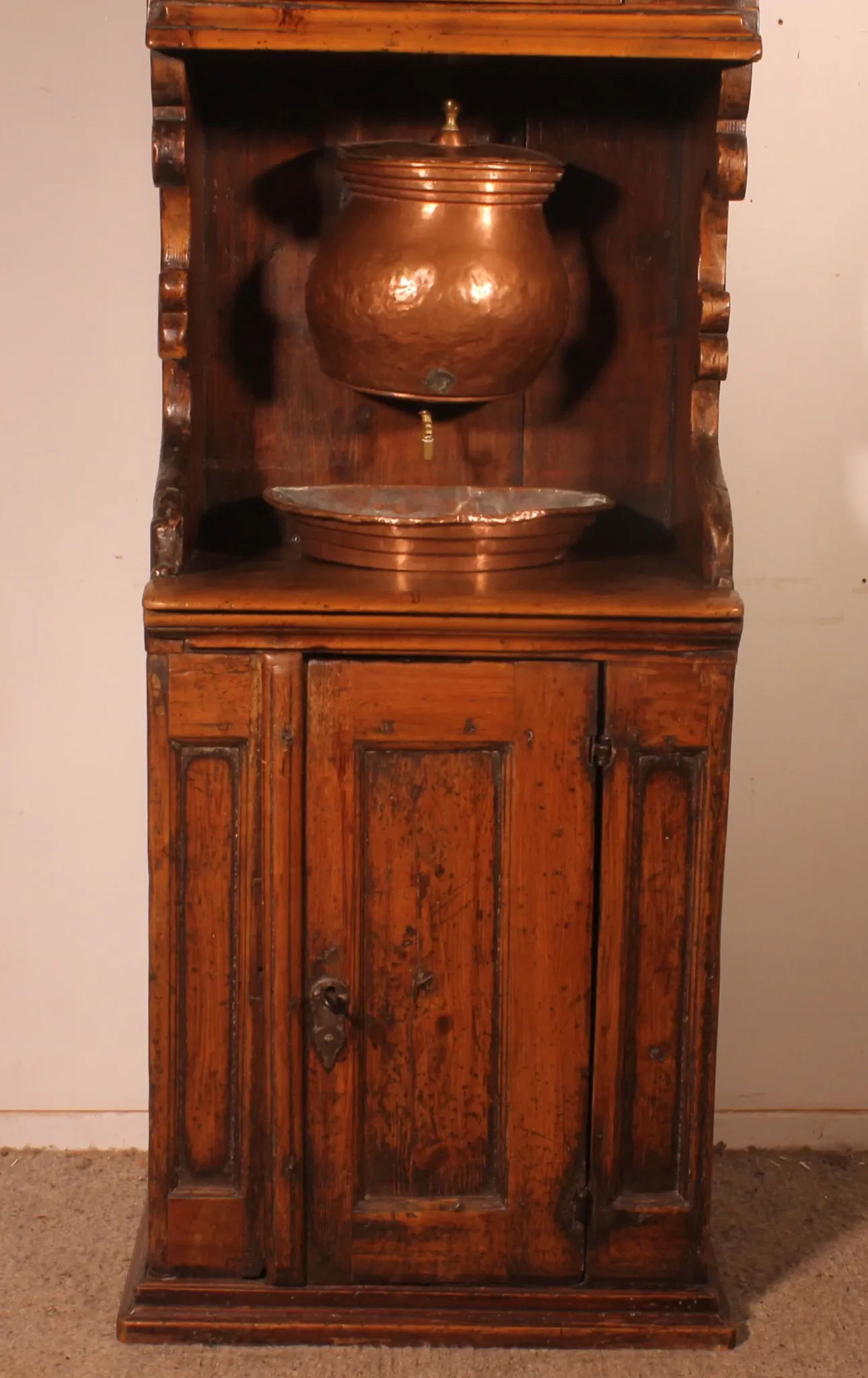 petit vaisselier en bois de mélèze - 17° siècle -Suisse