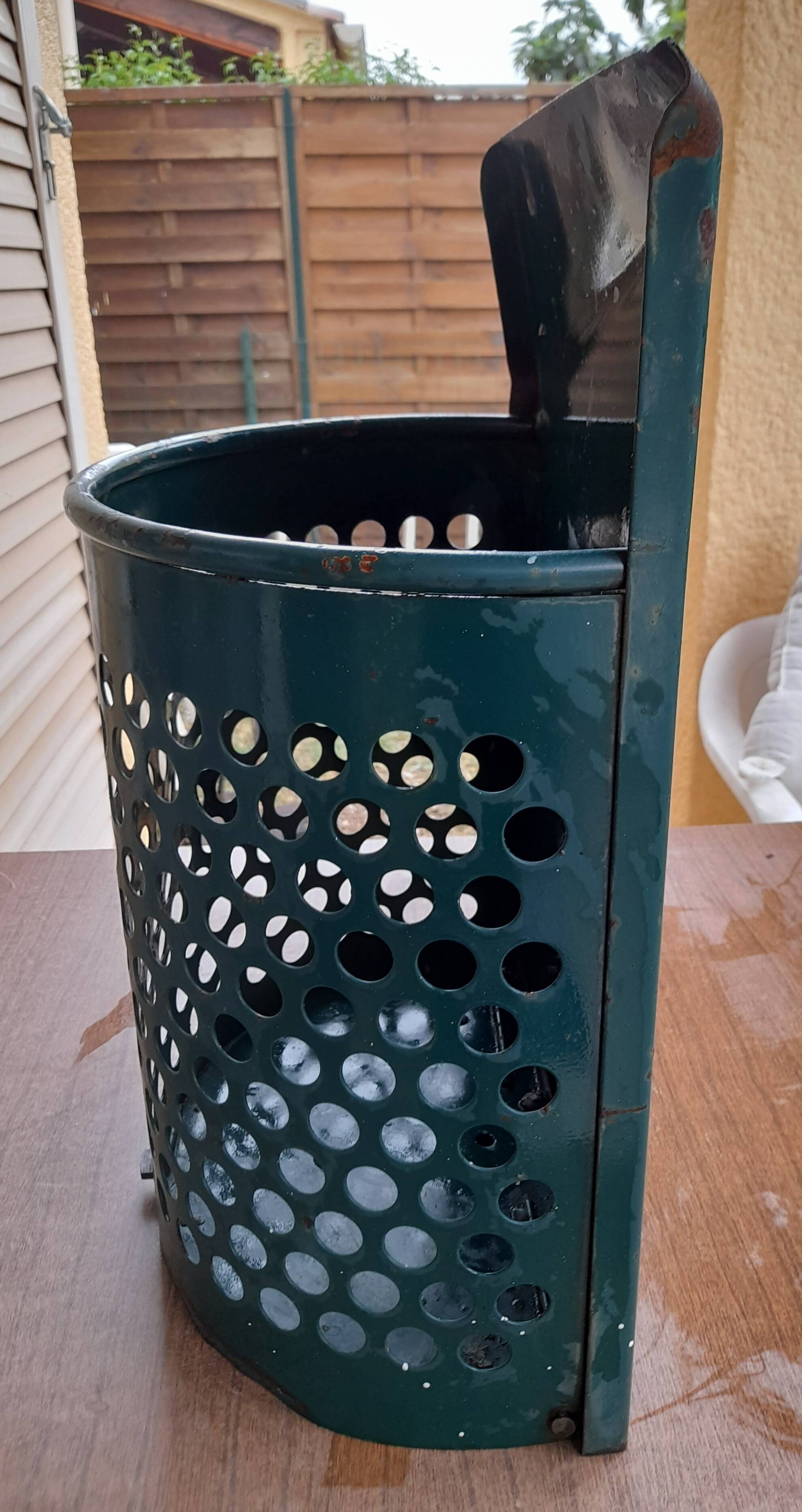 Santiago steel city trash can