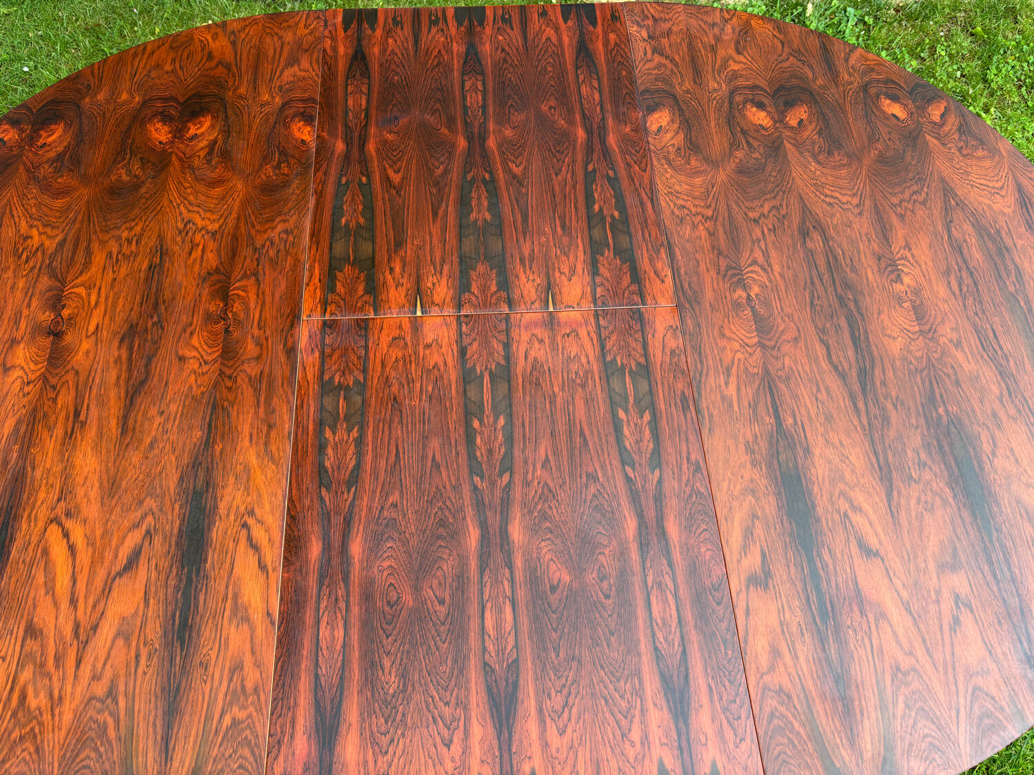 Vintage extendable round table