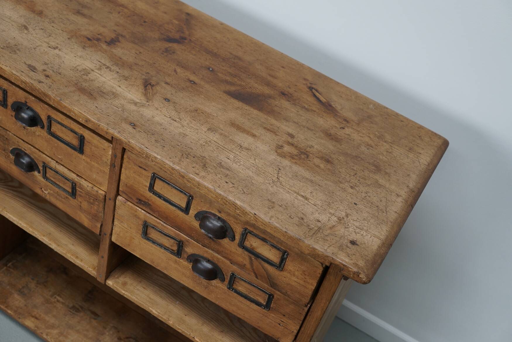 Armoire d'apothicaire / comptoir de magasin rustique en pin allemand vintage, années 1930