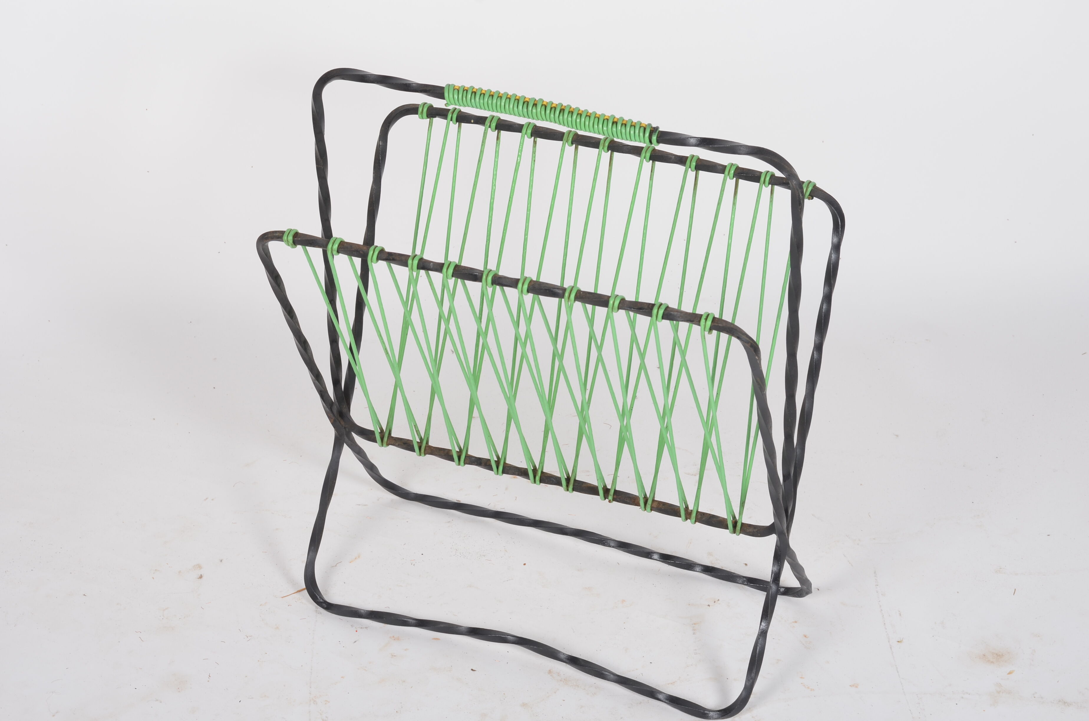 Magazine holder twisted iron and scoubidou