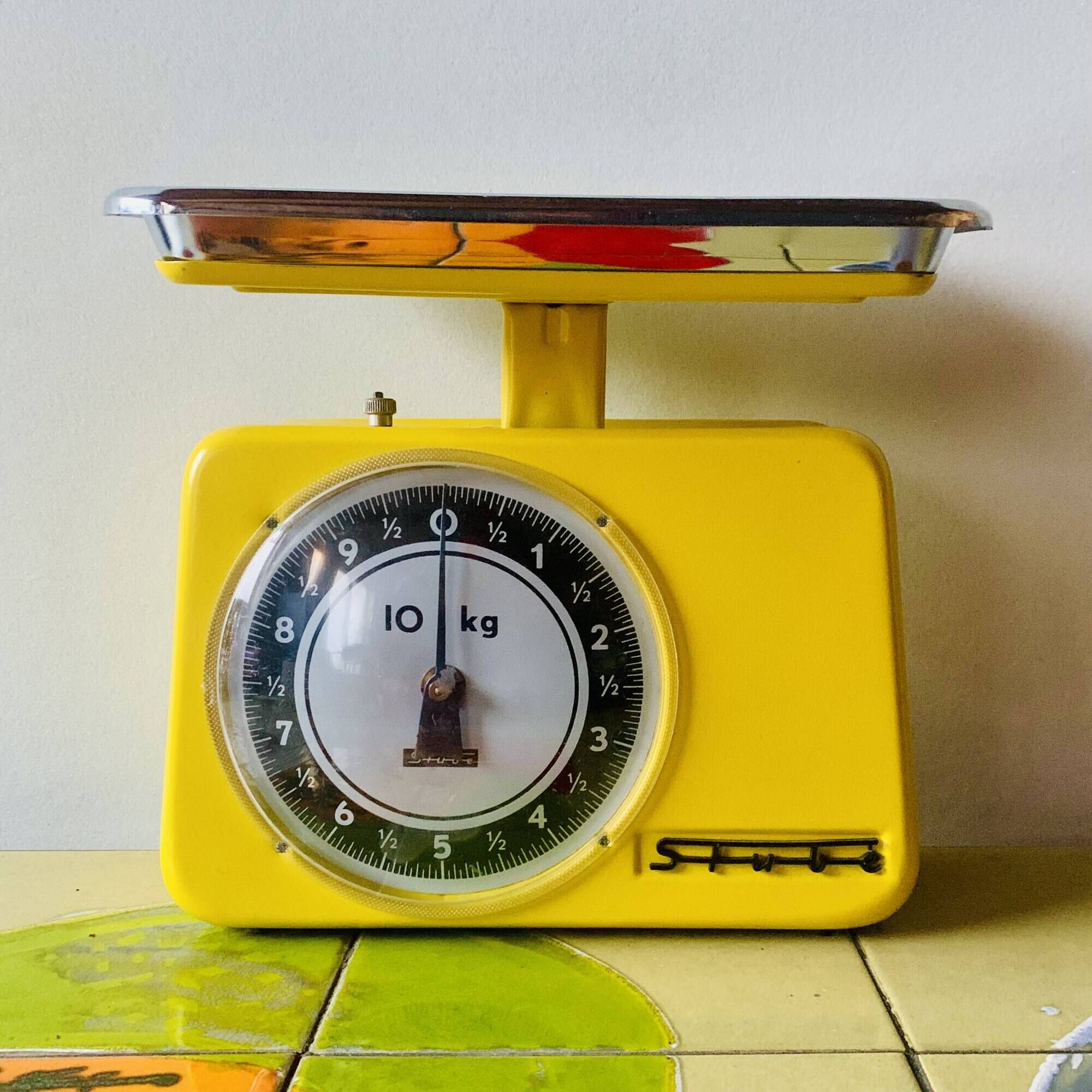 Stube - vintage yellow kitchen scale in enameled metal - force 10