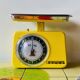 Stube - vintage yellow kitchen scale in enameled metal - force 10