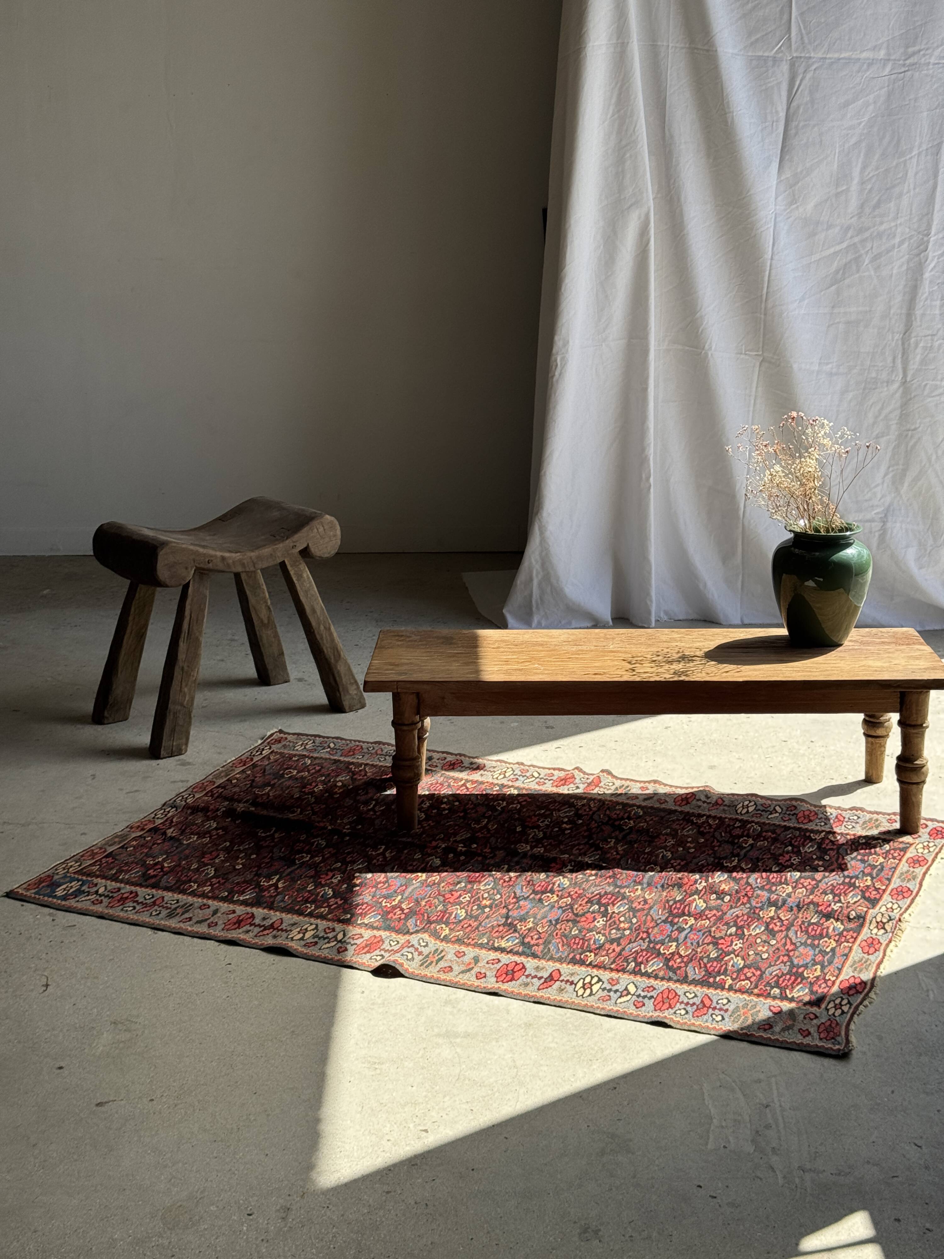 Brown Indonesian teak coffee table, with a border and cylindrical legs H40 L103.