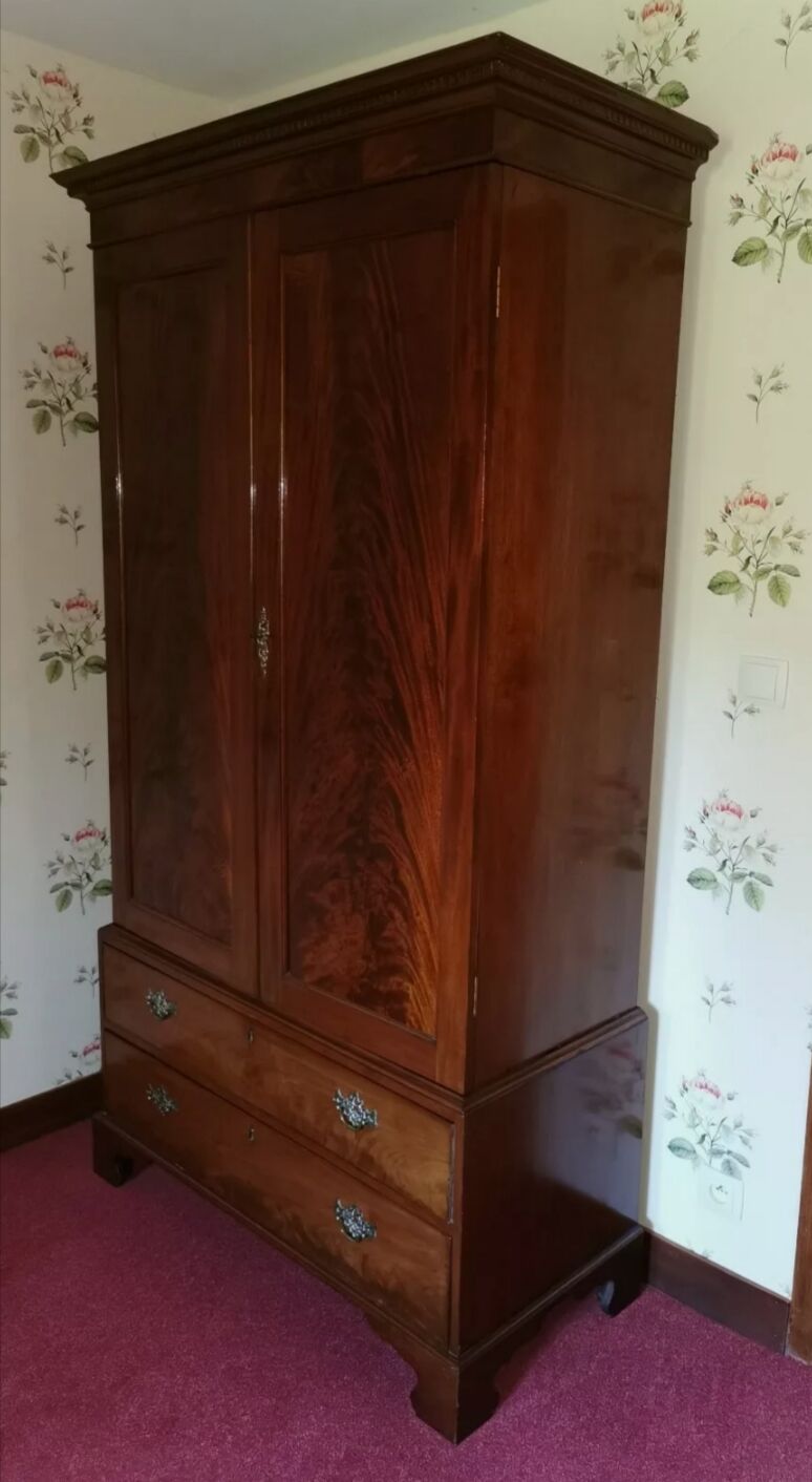 Very beautiful old English cabinet made of solid 19th century mahogany