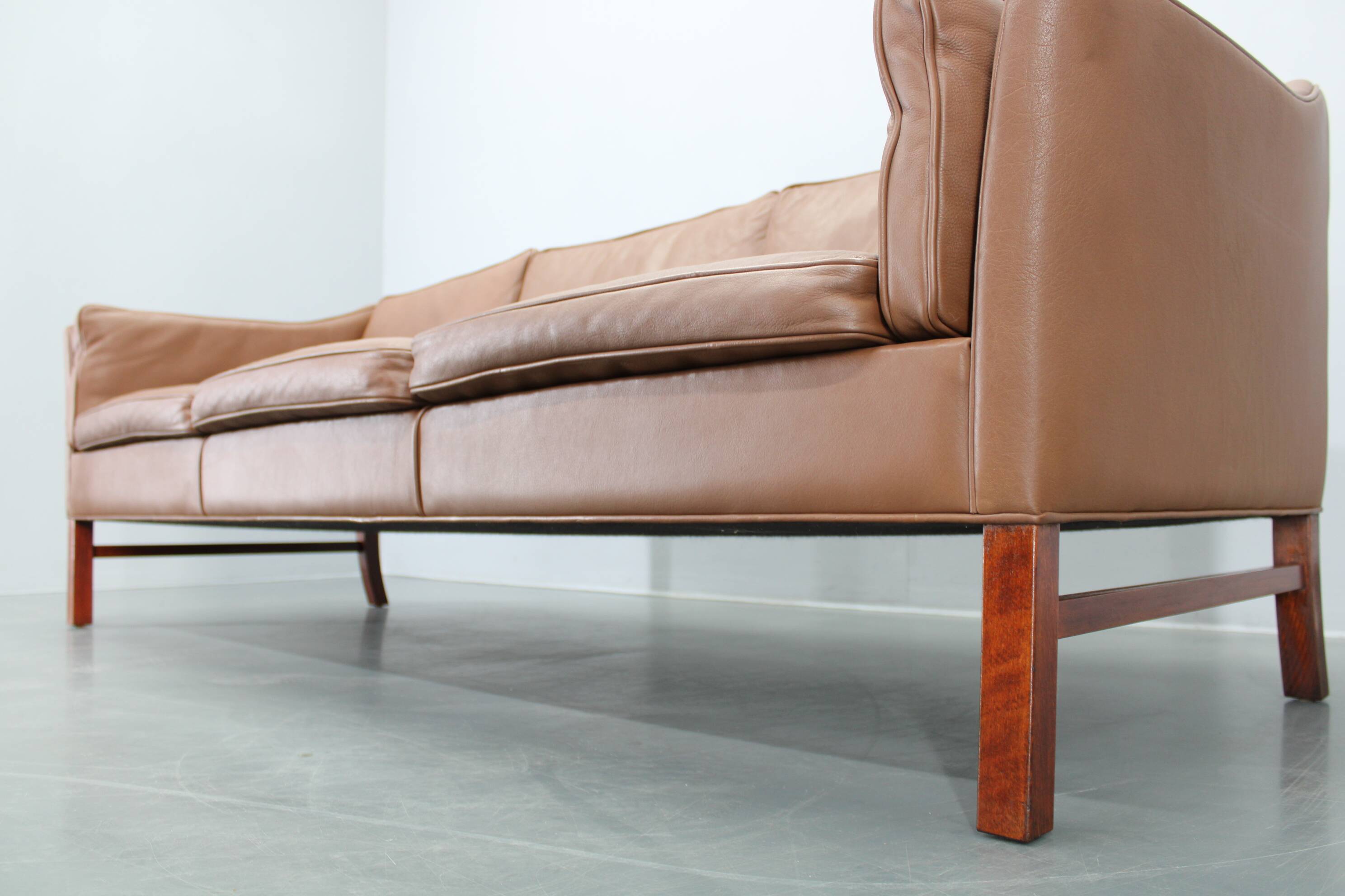 Canapé 3 places danois des années 1970 en cuir marron avec structure en hêtre