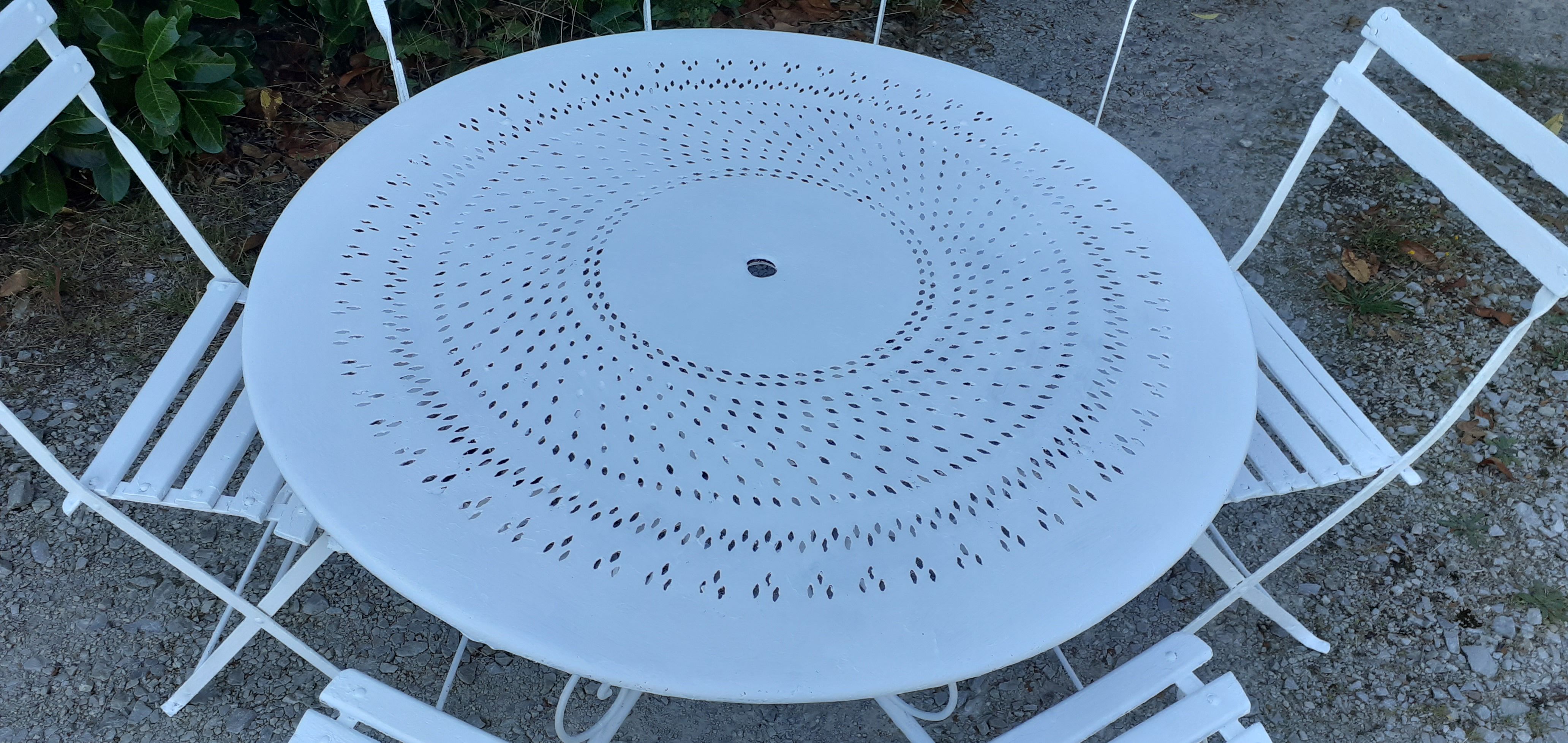 Garden furniture 1 table 6 chairs wood and old white metal