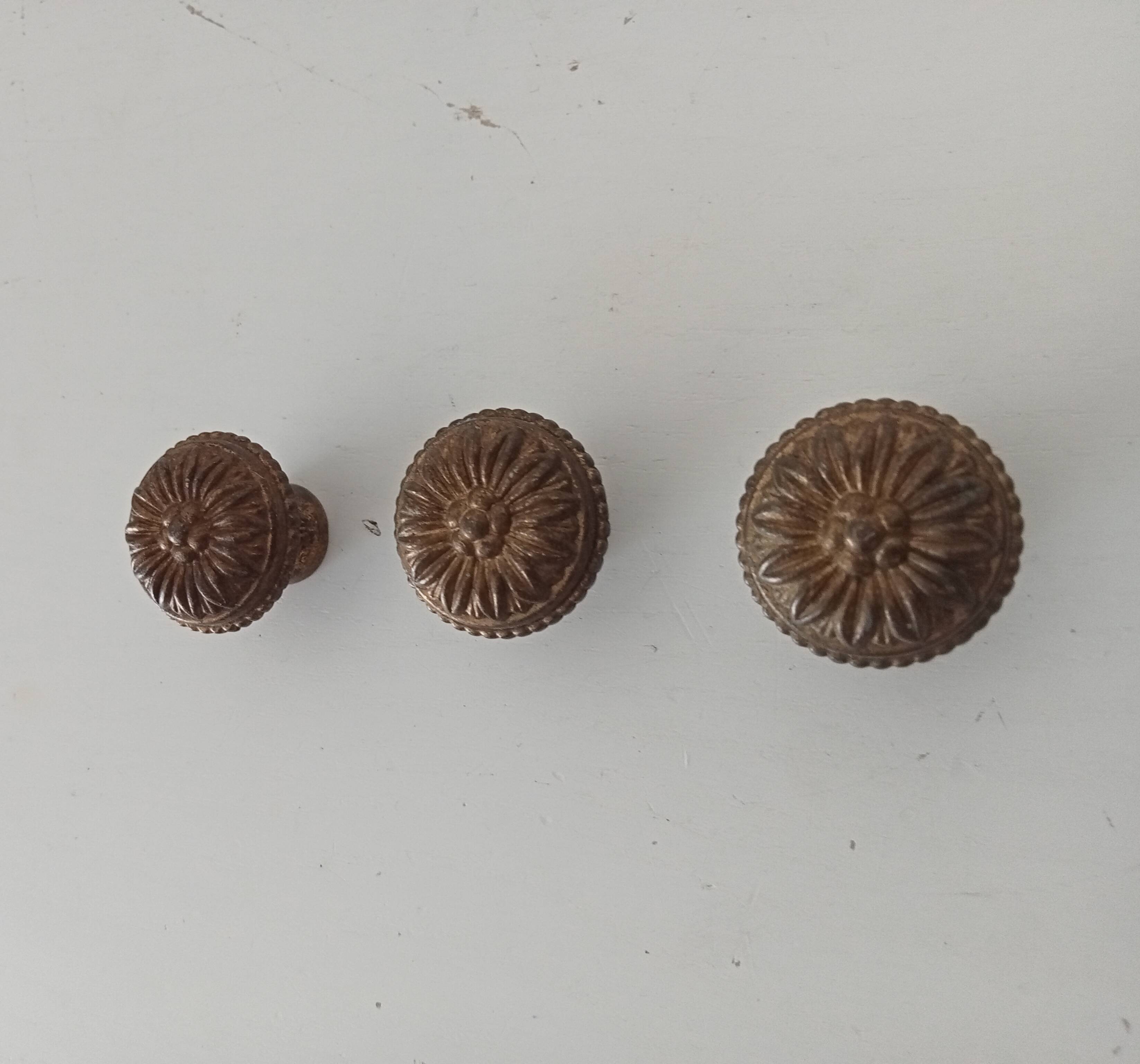 3 boutons, poignées de meubles anciens en bronze doré