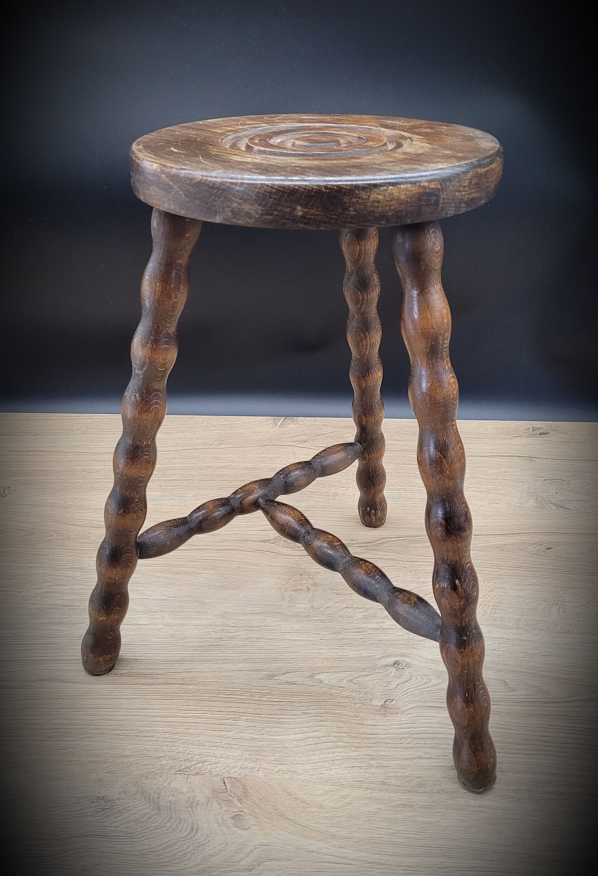 Tripod stool feet ball