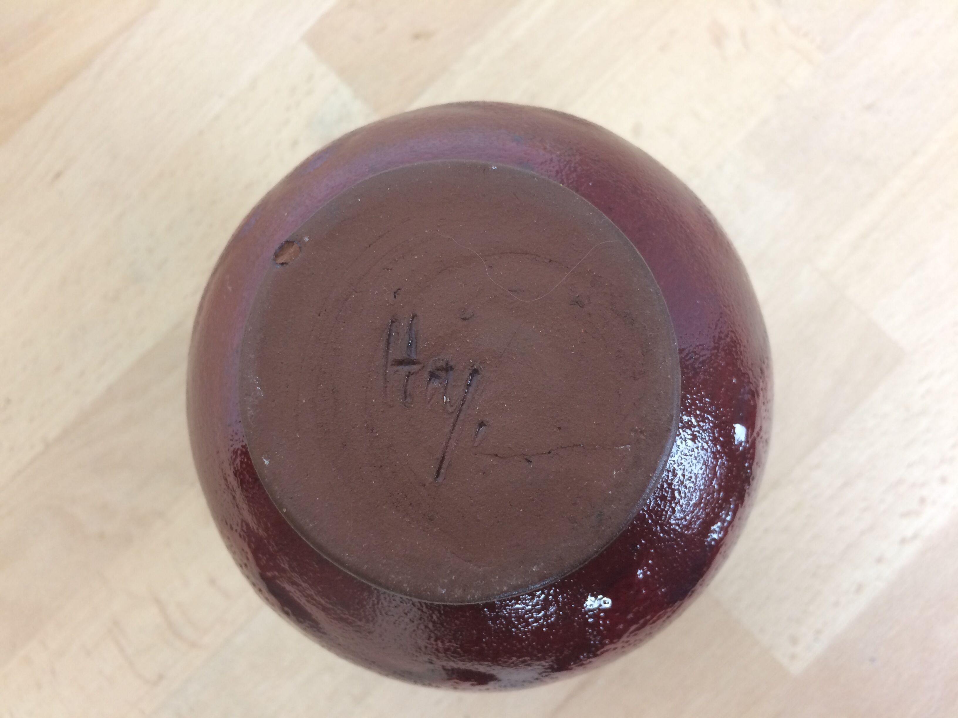 Vase en céramique rouge avec anse