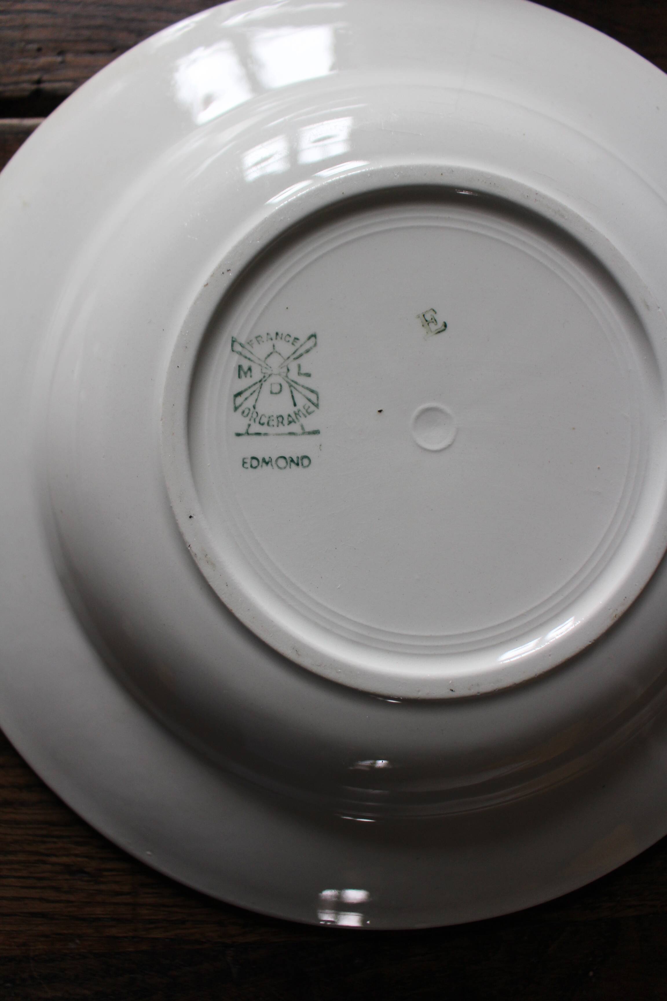 A set of 4 mismatched Art Deco red blue soup plates