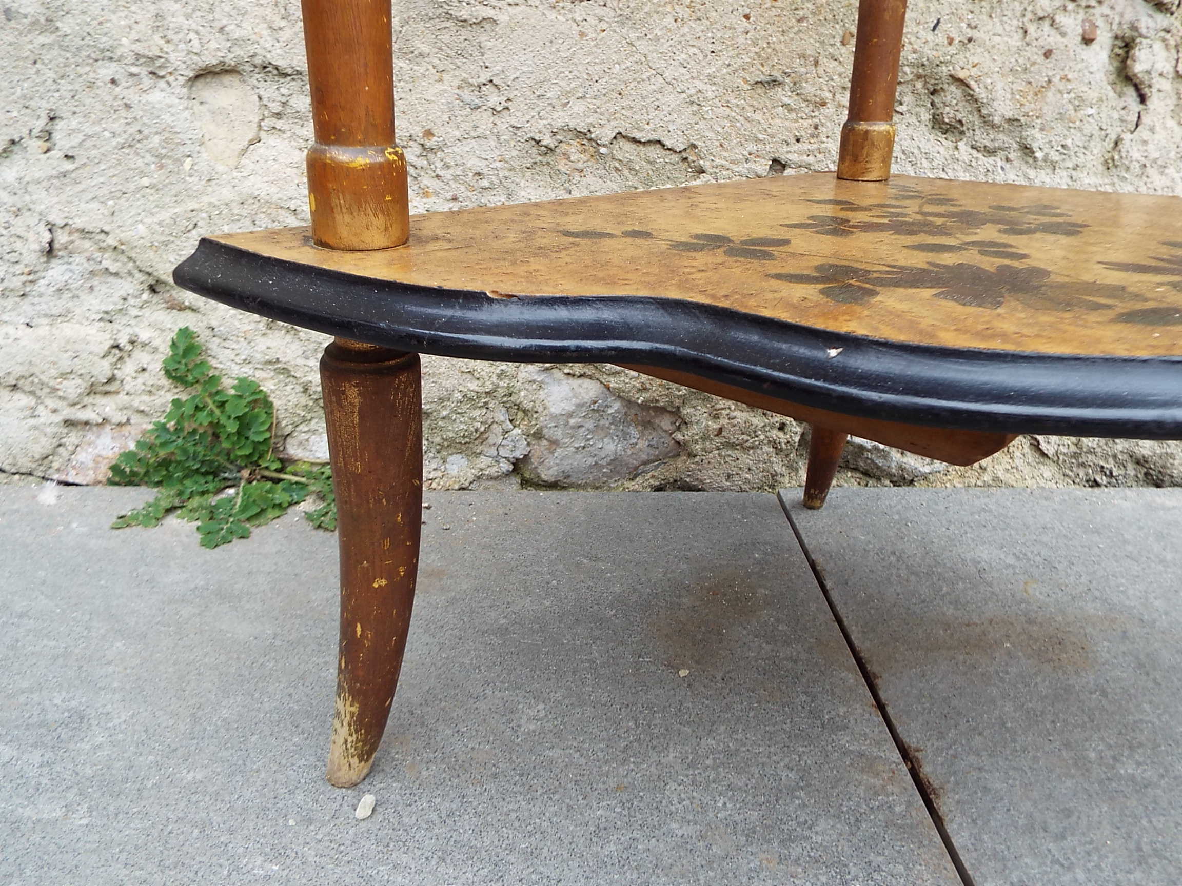 Corner shelf in painted wood