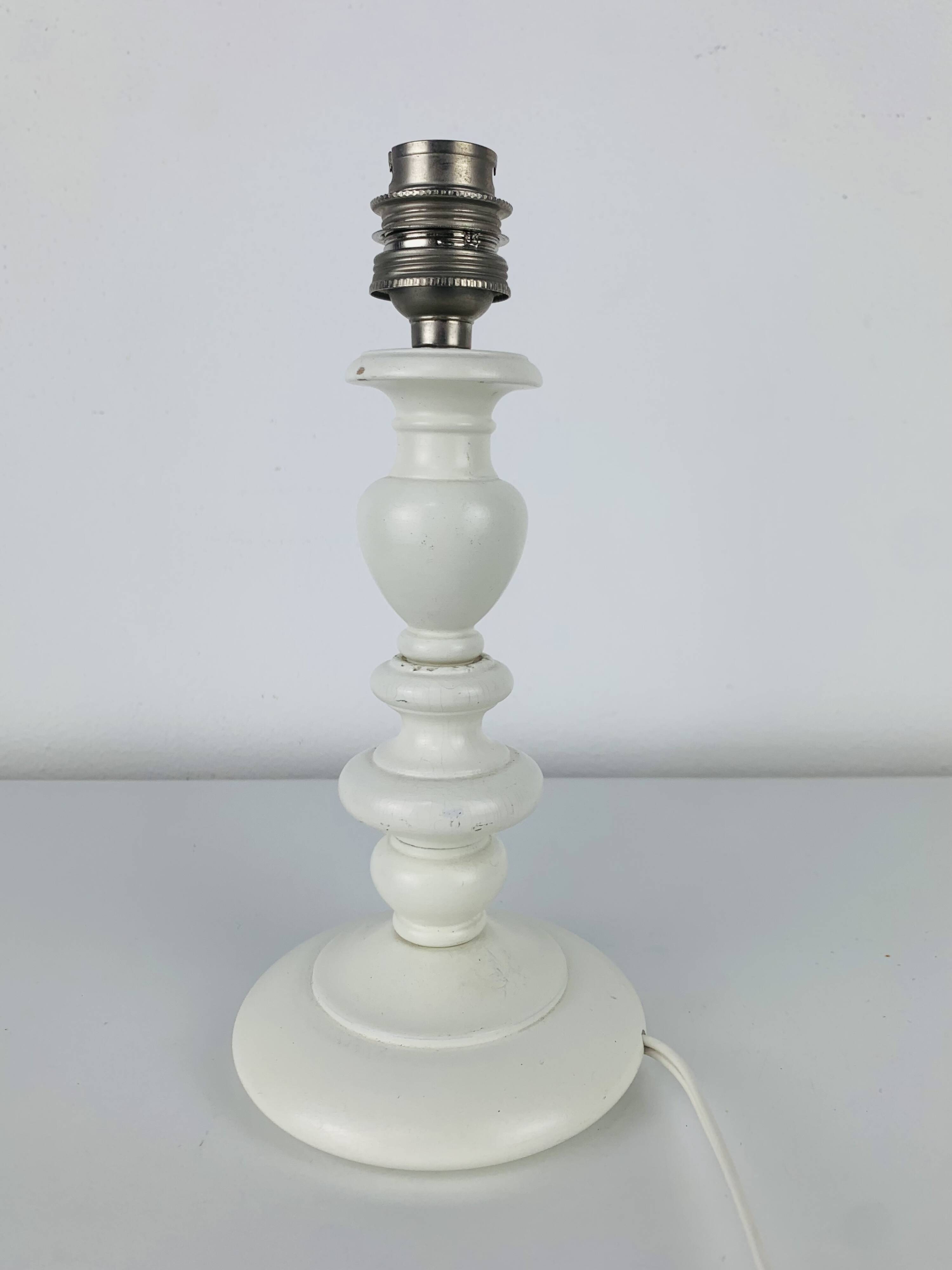 White turned wooden lamp, rattan shade, 1960s.