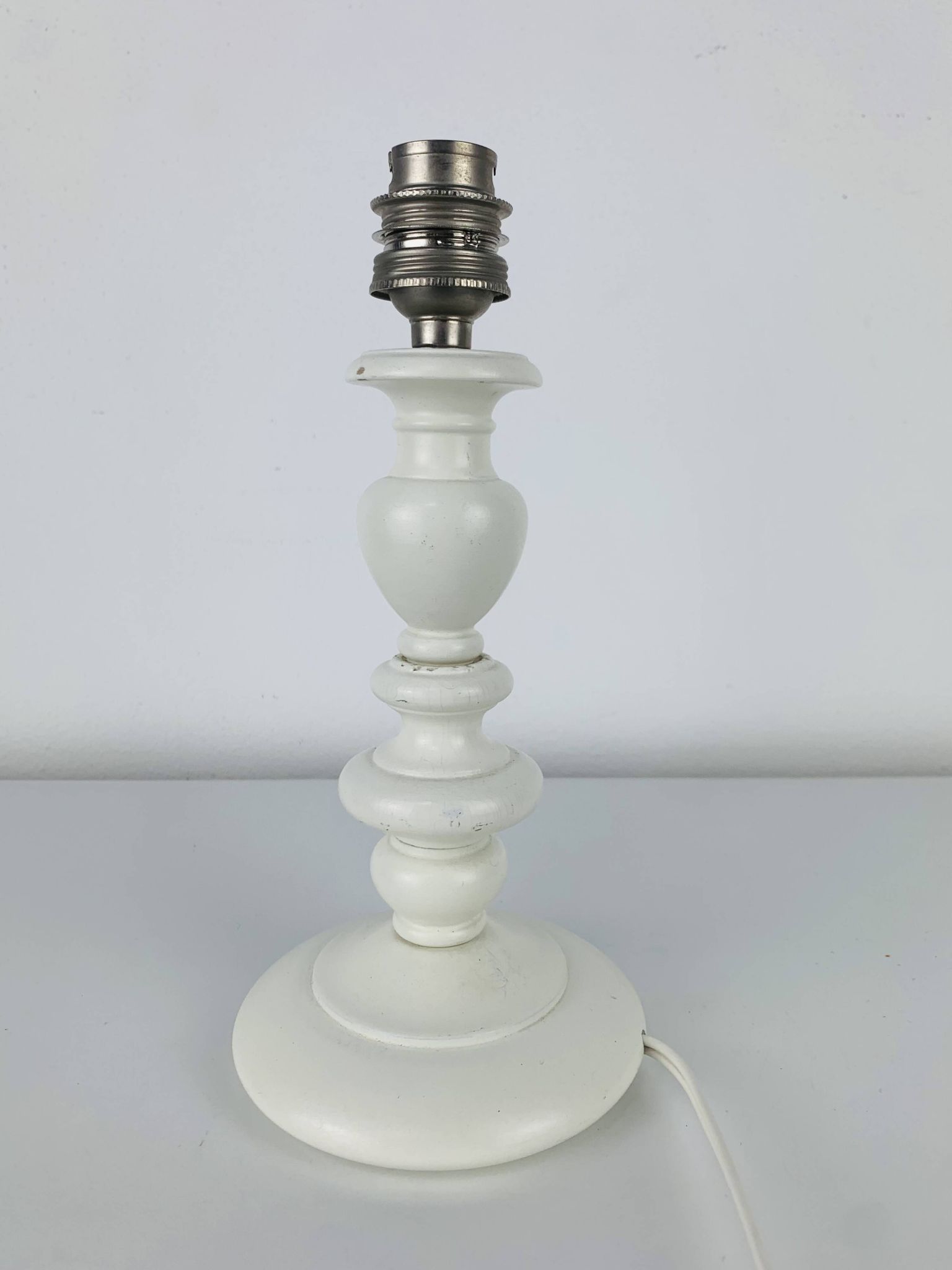 Lampe en bois tourné blanc, abat-jour en rotin, années 60