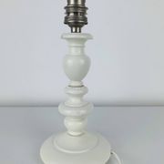 Lampe en bois tourné blanc, abat-jour en rotin, années 60