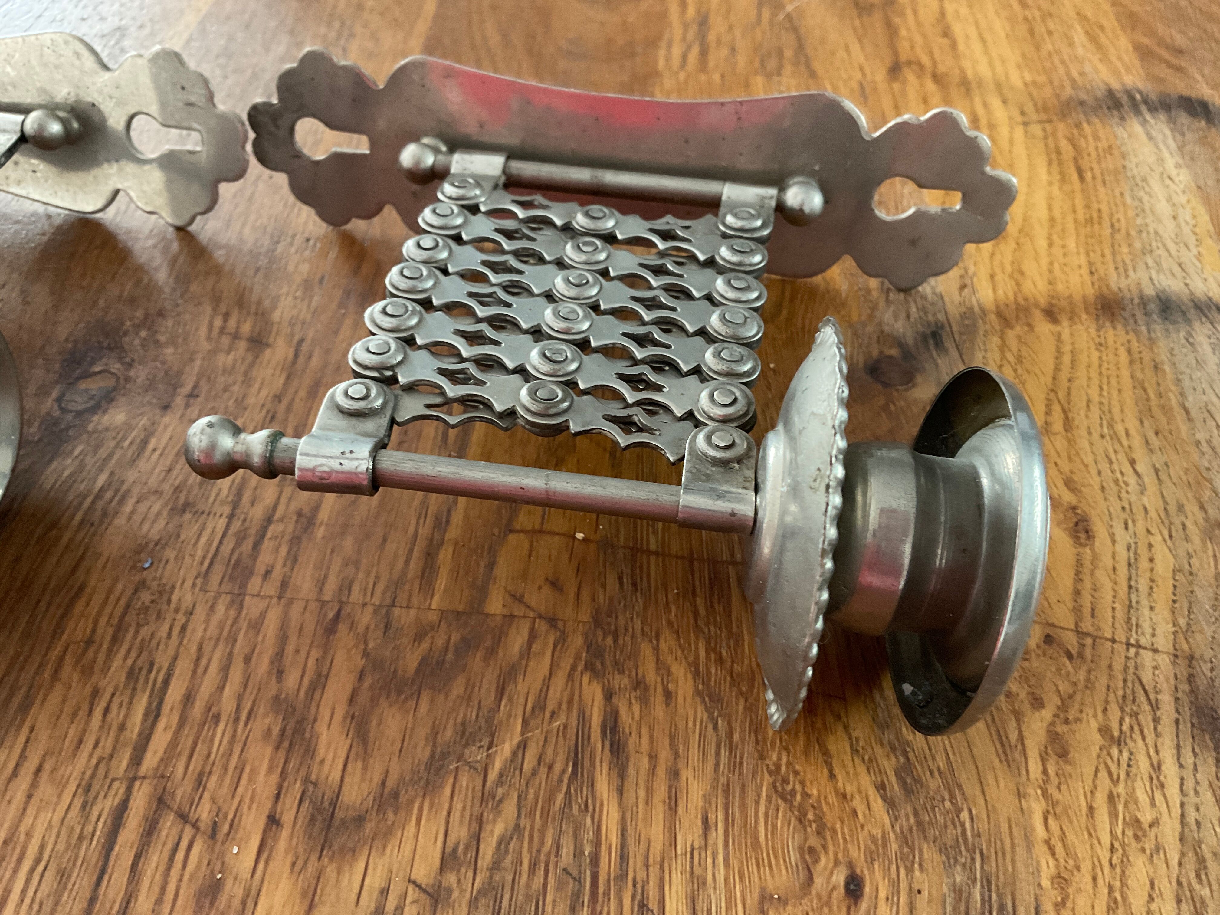 Accordion candle holders metal