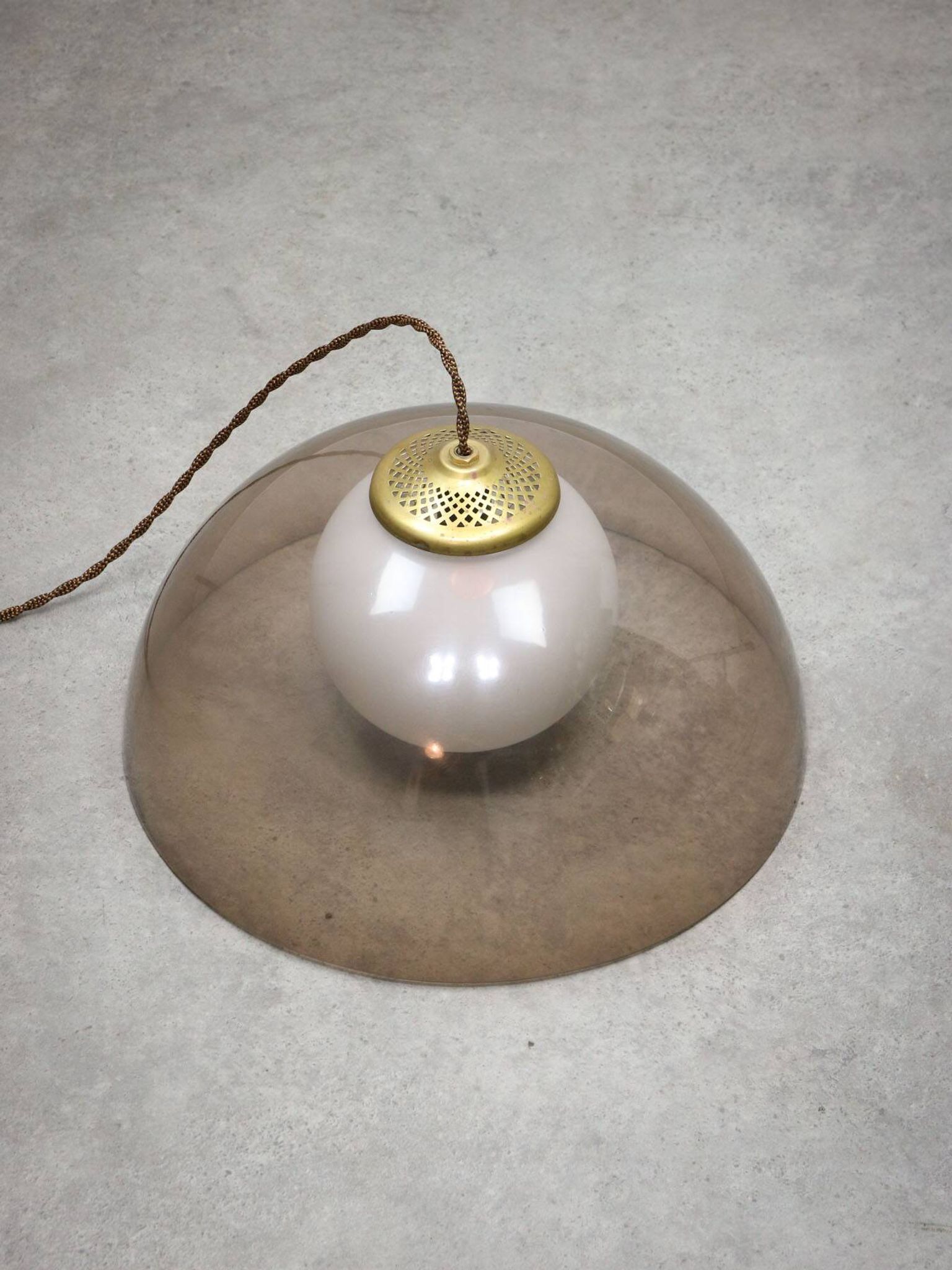 Lampe à suspension italienne en laiton, opaline et plexiglas de l'ère spatiale