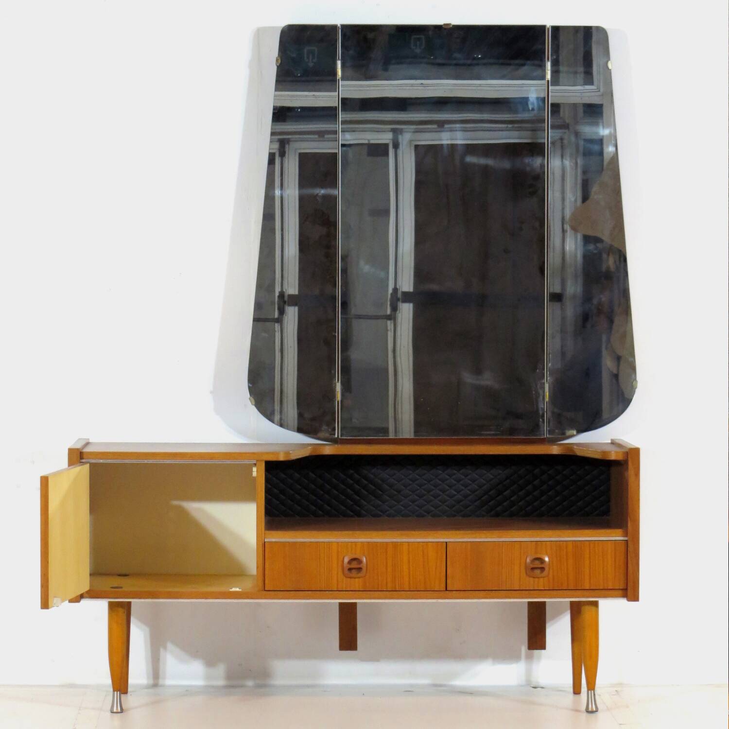 Mid century design dressing table in teak with stylish legs, 1960s