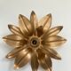 Applique fleur en métal vieil or - années 80