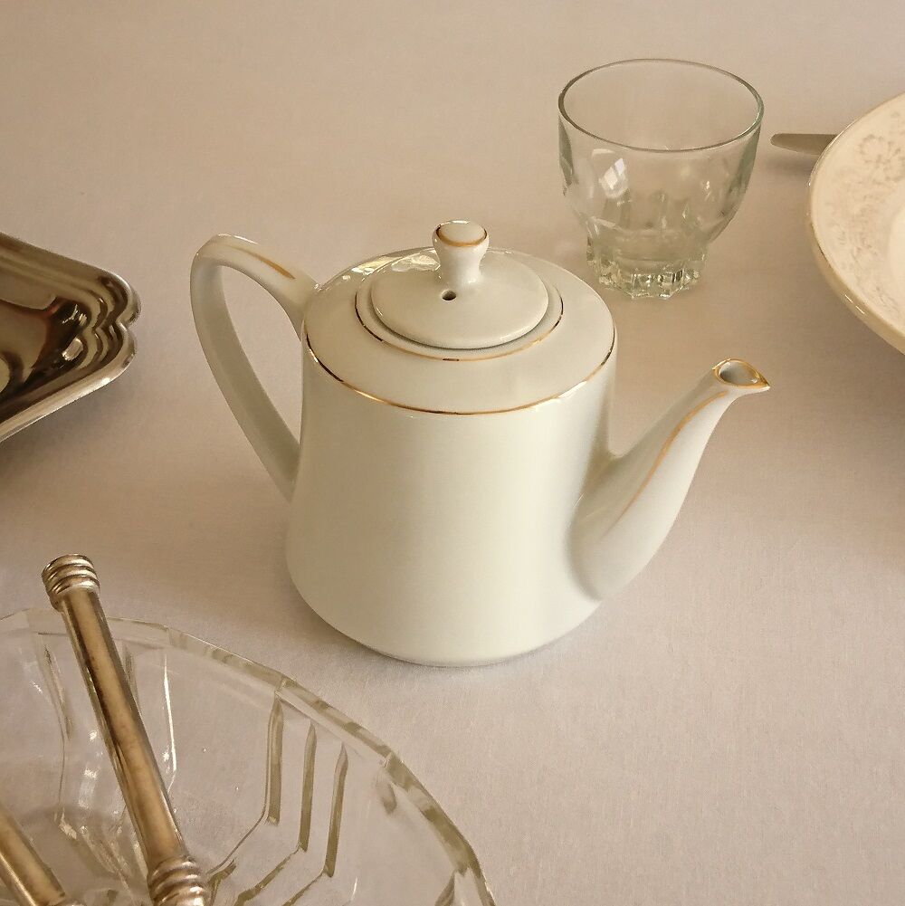 Selfish white porcelain teapot
