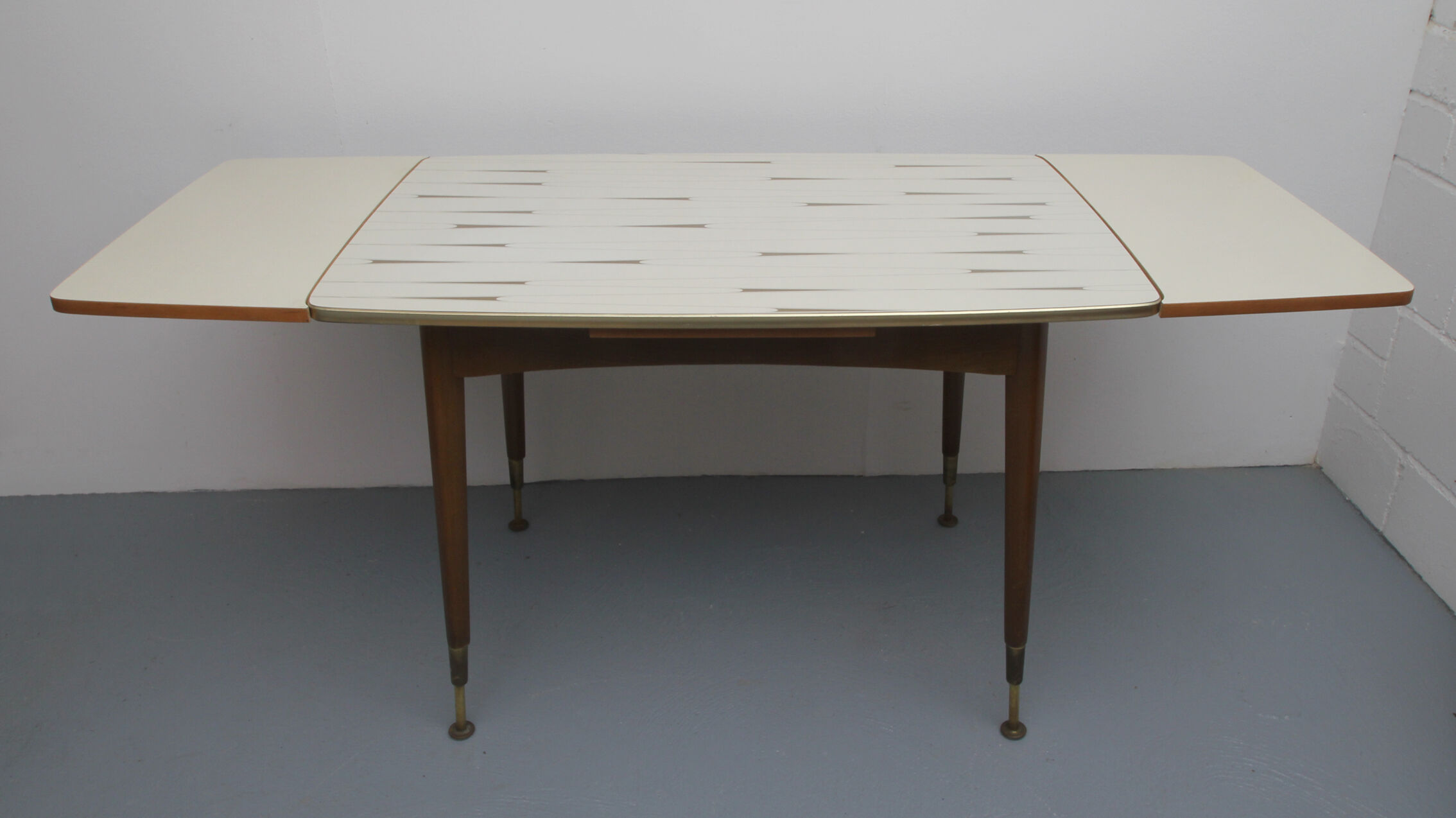 1950s extendible coffeetable in formica