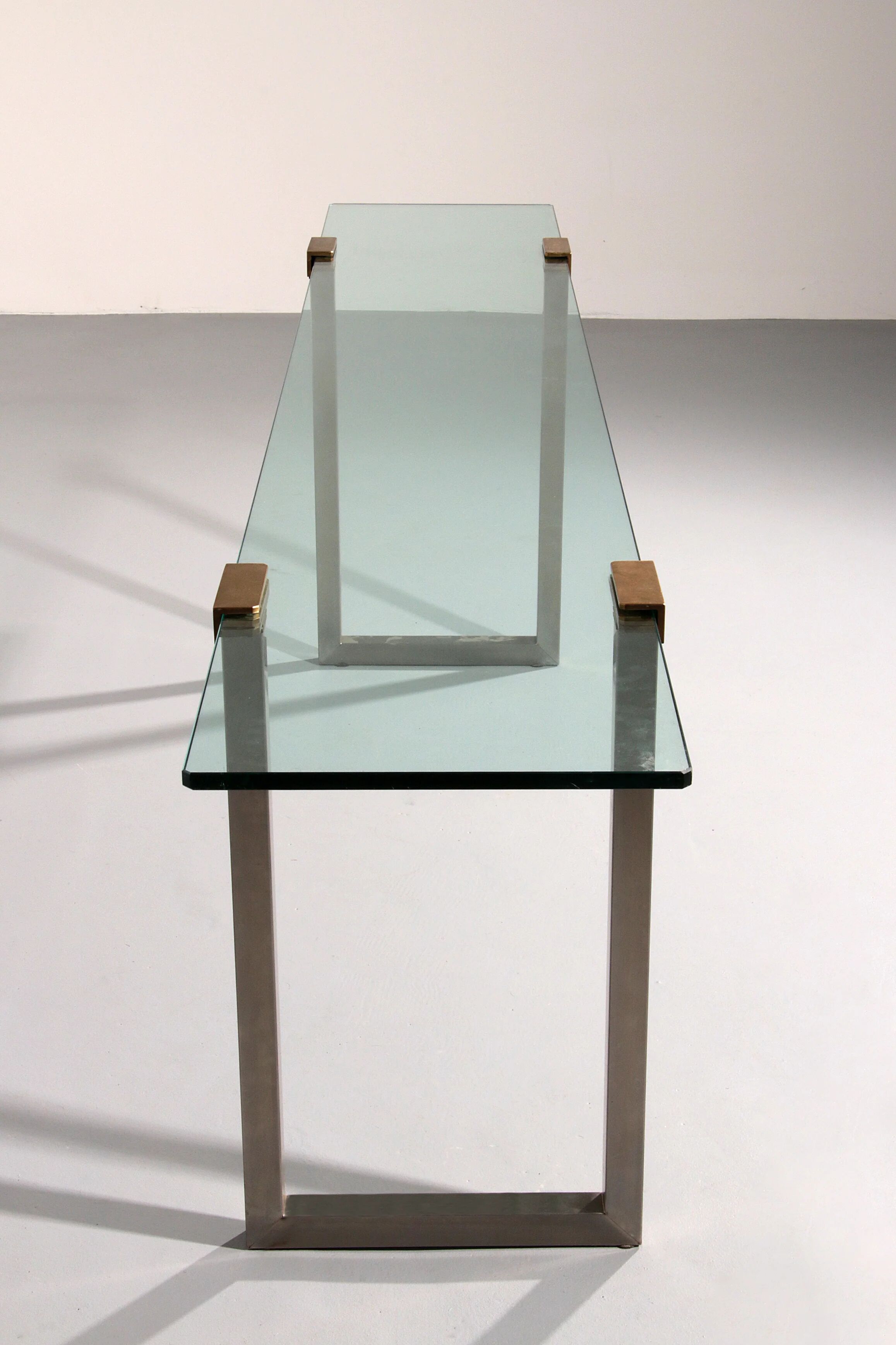 Table d'appoint en verre et laiton par Peter Ghyczy modèle T54 1970